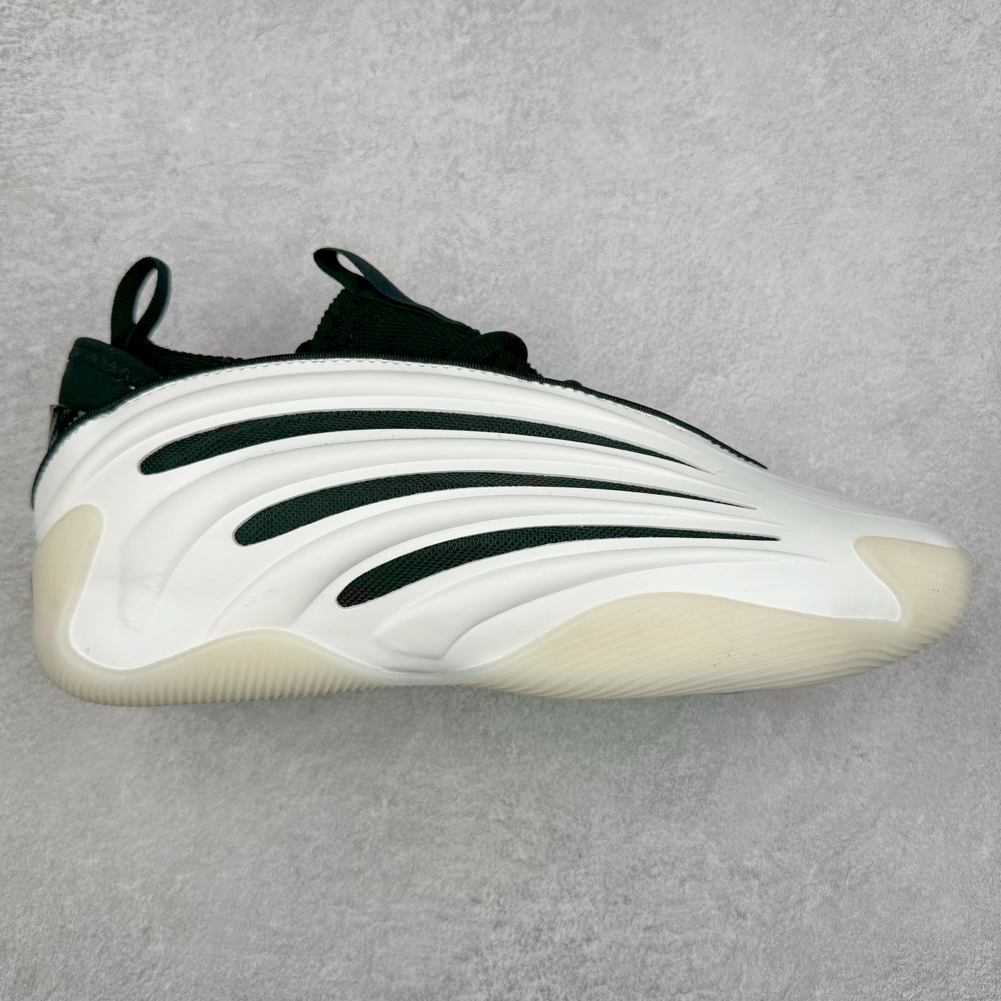 AD Harden Vol. 9 哈登九代签名篮球鞋 JH6483 以来极具未来感与复古风格的简洁设计语言，贯彻了 James Harden 本人在球场内外秉持的「Under No One」的态度与个性。鞋形轮廓采用了流线型设计，且没有多余的线条或元素，营造出一种极具速度感的视觉印象；鞋侧的三条纹在这次则是以野兽抓痕般的形态呈现，进一步强化了鞋款的战斗氛围的同时，更带来强烈的科幻感与战斗氛围。鞋身两侧的三条纹，不仅传达蕴含战斗气息的视觉美感，亦巧妙融入透气板设计提升穿着体验，在激烈赛况中兼顾轻质舒适与时尚气息；在中底部分则采用全掌 Lightboost 科技结合 Y 型抗扭片，为赛场提供轻量化的脚感与卓越的缓震回弹支持；大底分区纹路与外底上翻设计进一步强化抓地力，无论是在变向、突破还是起跳时都能够提供稳固的支撑，满足复杂赛场需求。除了将实战性能与时尚元素融合，Harden Vol 9 亦帮助提升球员的赛场表现的同时，也在场外传递 James Harden 不断进化，不断提升自我的无畏风格。尺码：41 42 42.5 43 44 44.5 45 46-选品中心