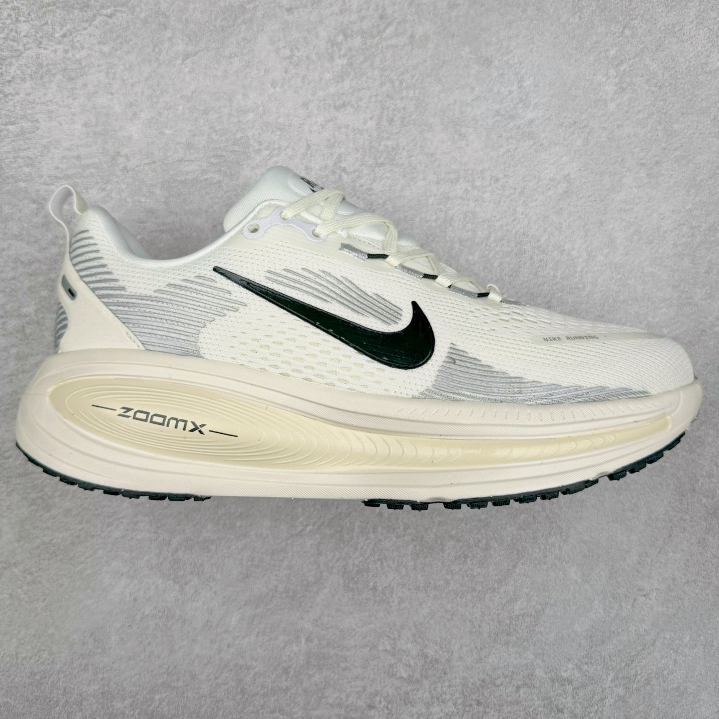 NK Air Zoom Vomero 18 轻便舒适公路跑步鞋 HM6804-102 质感柔软 弹力充沛 助力一路畅跑 乐享不停 厚实泡绵缔造舒适的回弹效果 铸就出色跑步表现 该鞋款轻盈透气 带你步入舒适新境界 疾速刺激感和非凡舒适脚感交织 定能让跑者在迈步间找到渴望已久的跑步乐趣 自如掌控跑步节奏、配速和里程 足底缓震配置赋予双足柔软舒适感受 助你一路畅跑 缓震设计 在双足触地时有助提供舒适脚感 搭载性能出众的 ZoomX 和 Cushlon 泡绵 营造柔软舒适脚感 助你稳稳迈步 基于跑者反馈 简化中底设计 带来出色舒适感 尺码：36 36.5 37.5 38 38.5 39 40 40.5 41 42 42.5 43 44 44.5 45 46-选品中心