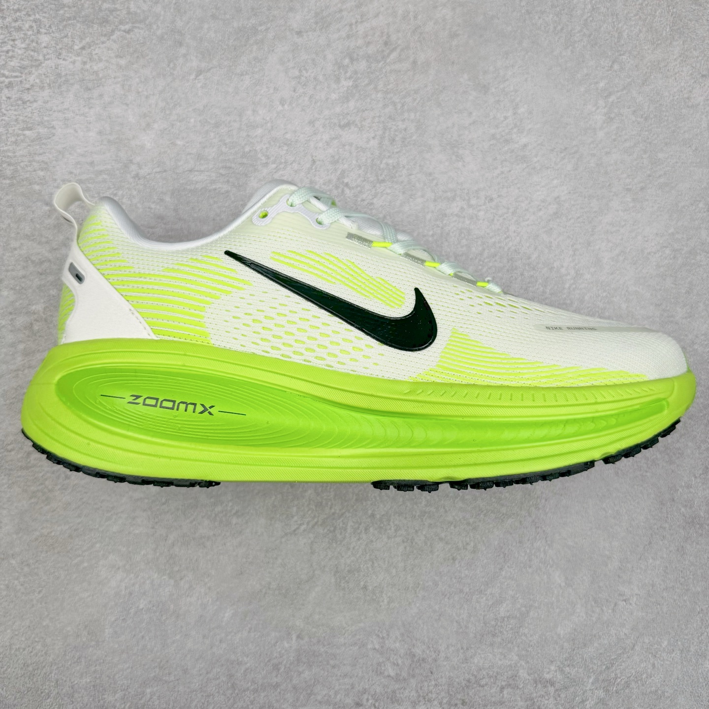 NK Air Zoom Vomero 18 轻便舒适公路跑步鞋 HM6804-101 质感柔软 弹力充沛 助力一路畅跑 乐享不停 厚实泡绵缔造舒适的回弹效果 铸就出色跑步表现 该鞋款轻盈透气 带你步入舒适新境界 疾速刺激感和非凡舒适脚感交织 定能让跑者在迈步间找到渴望已久的跑步乐趣 自如掌控跑步节奏、配速和里程 足底缓震配置赋予双足柔软舒适感受 助你一路畅跑 缓震设计 在双足触地时有助提供舒适脚感 搭载性能出众的 ZoomX 和 Cushlon 泡绵 营造柔软舒适脚感 助你稳稳迈步 基于跑者反馈 简化中底设计 带来出色舒适感 尺码：36 36.5 37.5 38 38.5 39 40 40.5 41 42 42.5 43 44 44.5 45 46-选品中心