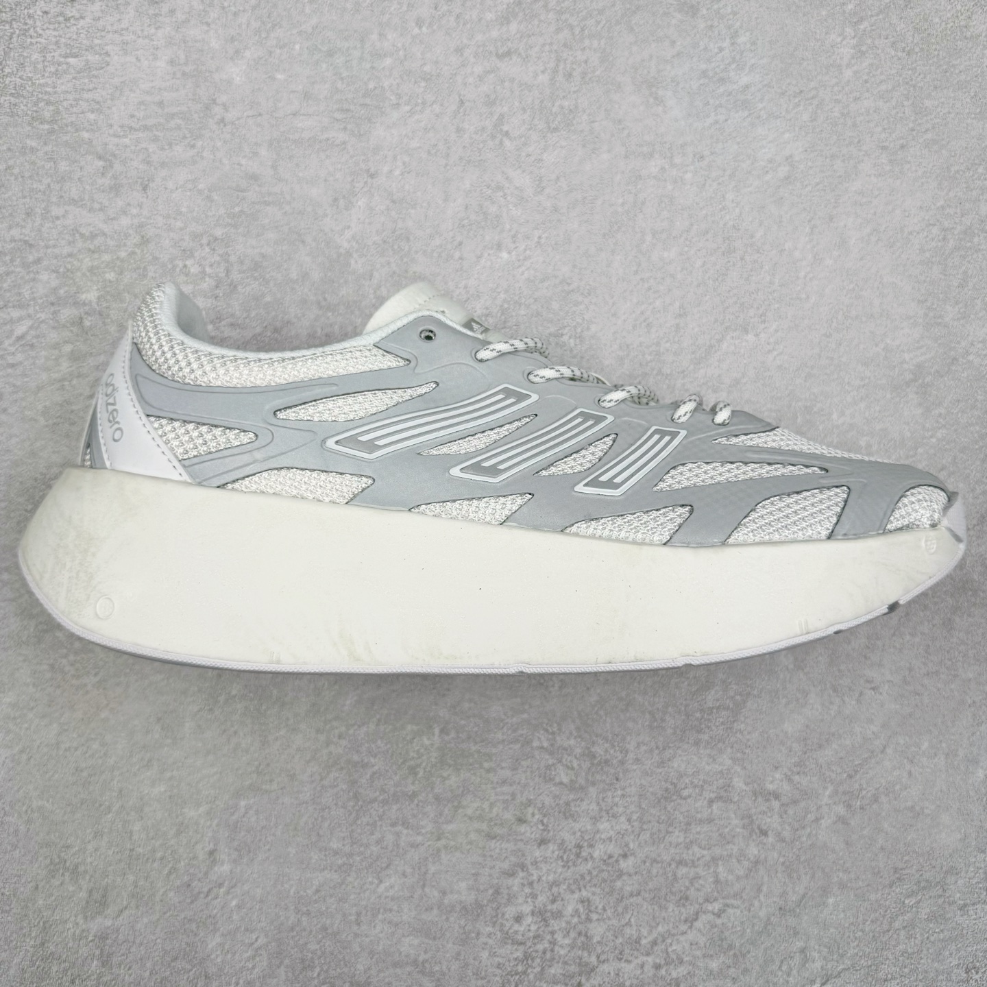 AD Adizero Aruku 全新跑鞋 JQ7415 以永动机为灵感的前卫造型 以及时下流行的厚底设定 让人无比期待 “Aruku” 在日文中是行走的意思 昭示了这是一双定位于大众日常训练或慢跑的鞋款 黑、白、红三色的撞色外观 搭配街头感、现代感十足的鞋面线条勾勒 格外引人注目 搭配丰沛的全新 Swirlfoam 泡棉厚底 虽然不像顶级竞速跑鞋那般极致 但也将日常舒适和时尚颜值平衡到位 尺码：36 36.5 37.5 38 38.5 39 40 40.5 41 42 42.5 43 44 44.5 45-选品中心