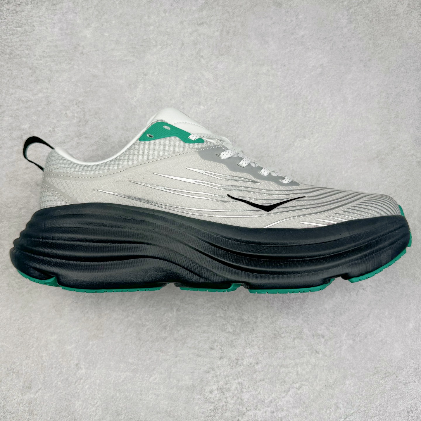 ＃福利特价 HOKA ONE ONE Bondi 8 邦代八代缓震网面耐磨低帮跑步鞋 原始的 Bondi 缓震和线条在这里 提供该特许经营权众所周知的柔软、平衡的乘坐体验 Bondi 使用加长的摇杆微调几何形状 以获得更大的加速度 同时由于采用碳纤维板 还可以提供更平稳的脚趾离地 尺码：36 36.5 37.5 38 38.5 39 40 40.5 41 42 42.5 43 44 44.5 45-选品中心