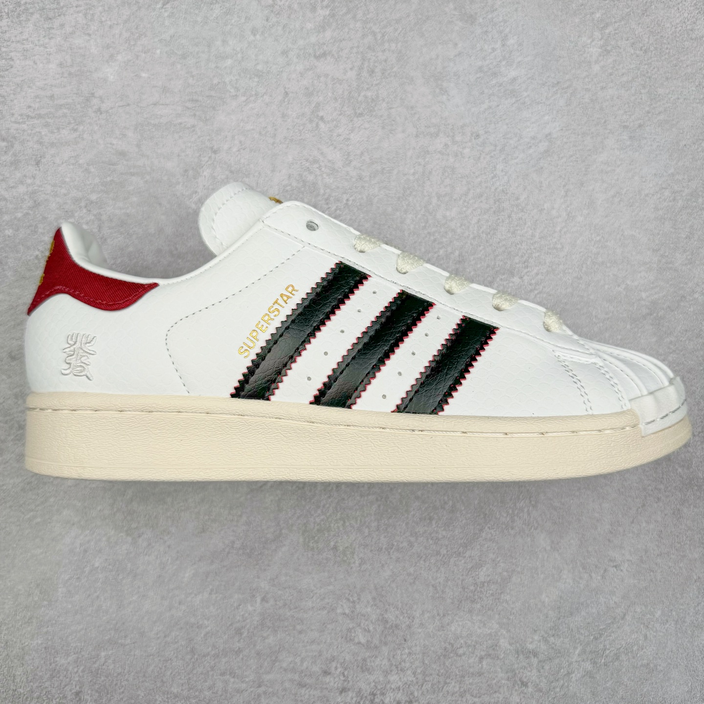 AD Originals Superstar 经典复古贝壳头板鞋 JR8036 诞生于1969年 是第一双将全皮面鞋 身与橡胶鞋头结合在一起的低帮篮球鞋 Superstar最开始 是作为高帮篮球鞋Pro Model的低帮版本而出现的 但因为其独特和醒目的橡胶鞋头造型而让大家熟知 被大家形象地称为\\\”shelltoe\\\”贝壳头 在70年代的美国职业篮球场上 接近3/4的NBA球员都将这双Superstar作为场上用鞋 80年代之后 经过不断的改良和发展 Superstar逐渐成为横跨时装、音乐、街头文化、休闲和运动等各大领域的时尚潮鞋 尺码：36 36.5 37 38 38.5 39 40 40.5 41 42 42.5 43 44 44.5 45-选品中心