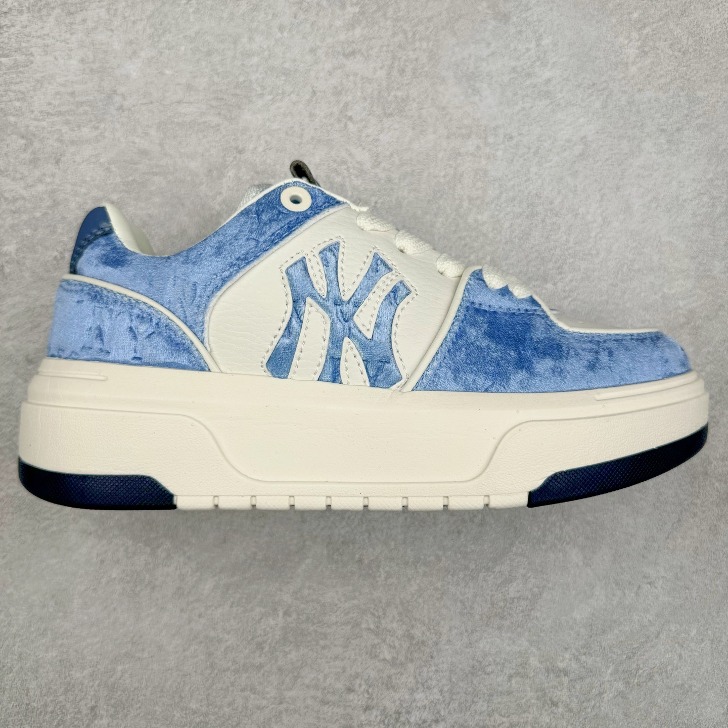 MLB Chunky Liner Basic 复古印花学长鞋系列低帮轻量增高厚底百搭休闲运动慢跑鞋板鞋 Korea韩国联名NY美国榄球纽约洋基队限定 韩国代购专供 全套原楦原纸板原厂数据开发 正确中底拉帮中底网布细节 平台代购专供 左脚内置芯片 韩国代购吊牌标贴 独家一比一RB+MD组合大底 高频后跟小人Logo精准对位立体饱满 正确网布加超迁鞋面 转印中底走线紧密 转印Logo工艺表层防刮不掉色 尺码：35 36 36.5 37.5 38 38.5 39 40 40.5 41 42 42.5 43 44 45-选品中心