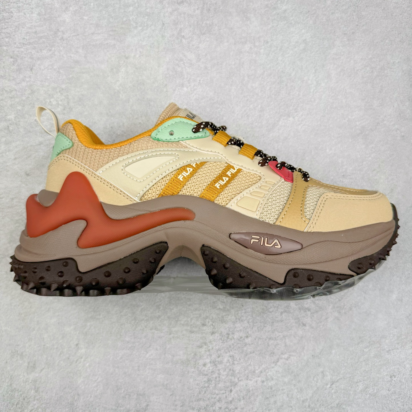 FILA FUSION Fluid 斐乐摩登潮牌防滑耐磨轻便运动鞋 FUSION 系列传承了 FILA 的百年基因，融入年轻运动及潮流文化，成为引领变革、创新突破的一代。以“1+N” 的跨界合作模式重现经典的同时创造经典。带来最出其不意的跨界合作惊喜。同时，FILAFUSION把FILA 的 DNA 融入到定制体验里，你可以随心制造厲于你的产品。FILA FUSION 的鞋家族涵盖了老爹鞋、跑步鞋、网球鞋、季节款。风格复古新潮，满足了时尚人士出行及各类运动的搭配需求，成为当下年轻人筷拥的鞋类品牌之一。FILA FUSION 走进年轻人的世界，通过年轻人运动，街舞，滑板，篮球，展现 FILA FUSION 的潮流态度和年轻文化。FILA FUSION 认为末来属于引领变革、创新突破的年轻一代，让我们一起构成 FILA 未来的蓝图吧！尺码：35.5 36 36.5 37.5 38 38.5 39 40 40.5 41 42 42.5 43 44 44.5 45 45.5-选品中心