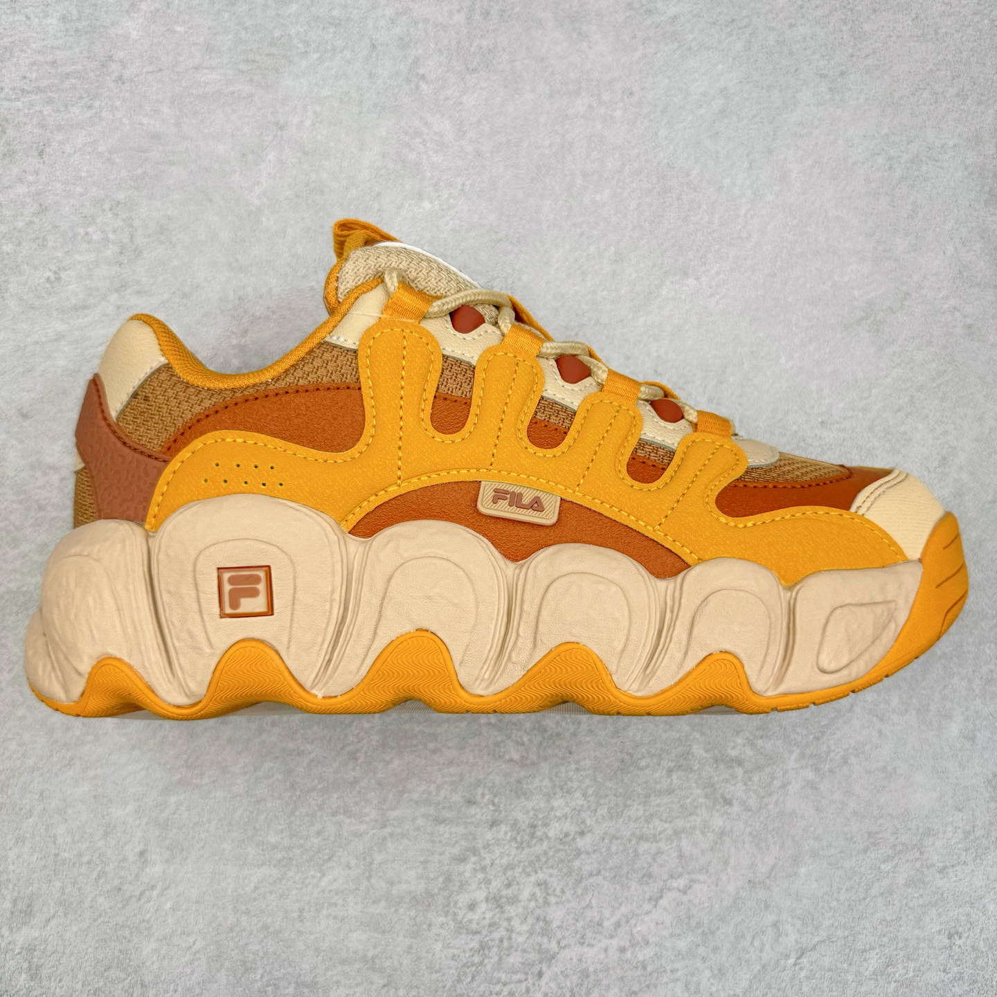 FILA originale collection Croissant 斐乐潮流Y2K复古潮牌防滑耐磨轻便低帮老爹鞋 FUSION 系列传承了 FILA 的百年基因，融入年轻运动及潮流文化，成为引领变革、创新突破的一代。以“1+N” 的跨界合作模式重现经典的同时创造经典。带来最出其不意的跨界合作惊喜。同时，FILAFUSION把FILA 的 DNA 融入到定制体验里，你可以随心制造厲于你的产品。FILA FUSION 的鞋家族涵盖了老爹鞋、跑步鞋、网球鞋、季节款。风格复古新潮，满足了时尚人士出行及各类运动的搭配需求，成为当下年轻人筷拥的鞋类品牌之一。FILA FUSION 走进年轻人的世界，通过年轻人运动，街舞，滑板，篮球，展现 FILA FUSION 的潮流态度和年轻文化。FILA FUSION 认为末来属于引领变革、创新突破的年轻一代，让我们一起构成 FILA 未来的蓝图吧！尺码：35.5 36 36.5 37.5 38 38.5 39 40-选品中心