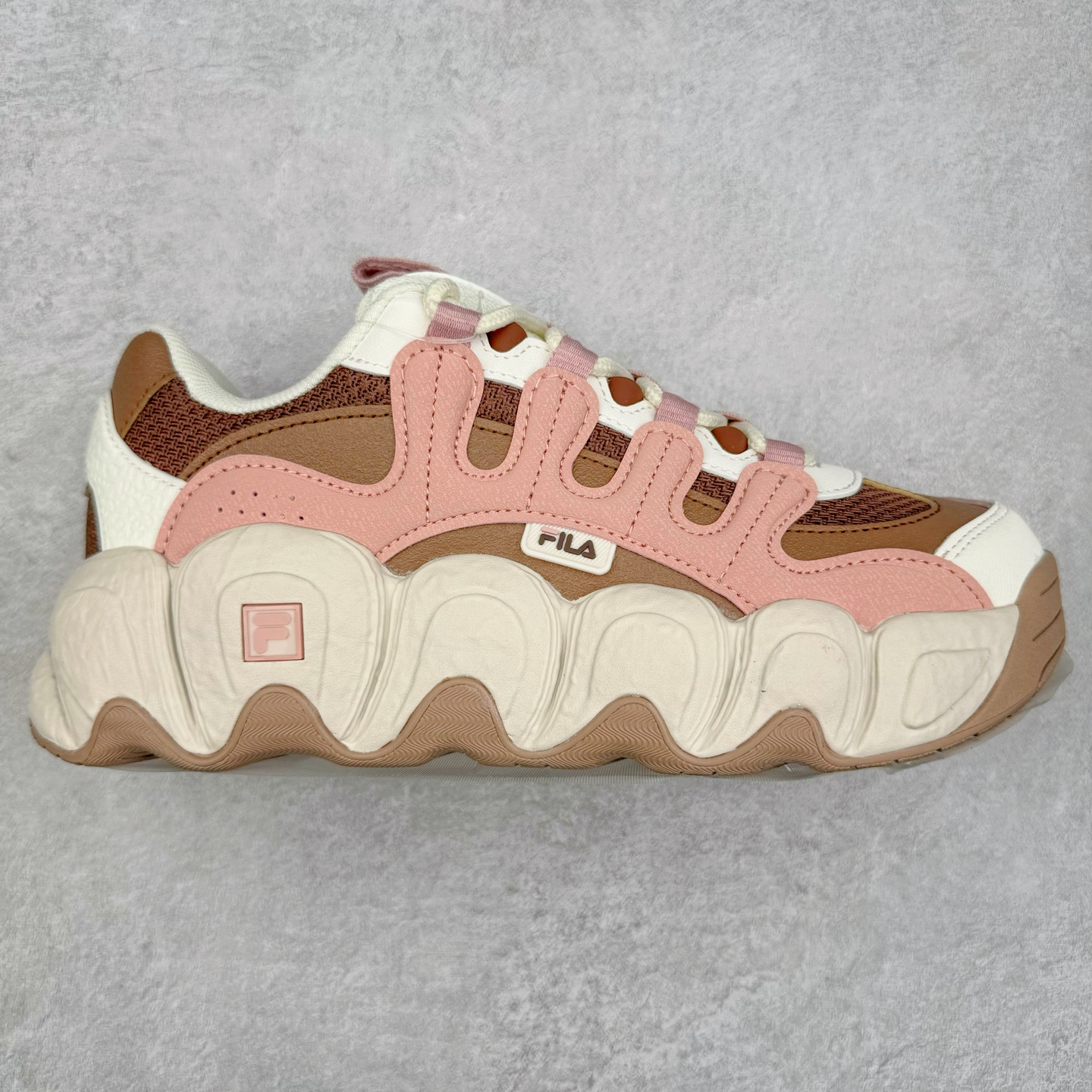 FILA originale collection Croissant 斐乐潮流Y2K复古潮牌防滑耐磨轻便低帮老爹鞋 FUSION 系列传承了 FILA 的百年基因，融入年轻运动及潮流文化，成为引领变革、创新突破的一代。以“1+N” 的跨界合作模式重现经典的同时创造经典。带来最出其不意的跨界合作惊喜。同时，FILAFUSION把FILA 的 DNA 融入到定制体验里，你可以随心制造厲于你的产品。FILA FUSION 的鞋家族涵盖了老爹鞋、跑步鞋、网球鞋、季节款。风格复古新潮，满足了时尚人士出行及各类运动的搭配需求，成为当下年轻人筷拥的鞋类品牌之一。FILA FUSION 走进年轻人的世界，通过年轻人运动，街舞，滑板，篮球，展现 FILA FUSION 的潮流态度和年轻文化。FILA FUSION 认为末来属于引领变革、创新突破的年轻一代，让我们一起构成 FILA 未来的蓝图吧！尺码：35.5 36 36.5 37.5 38 38.5 39 40-选品中心