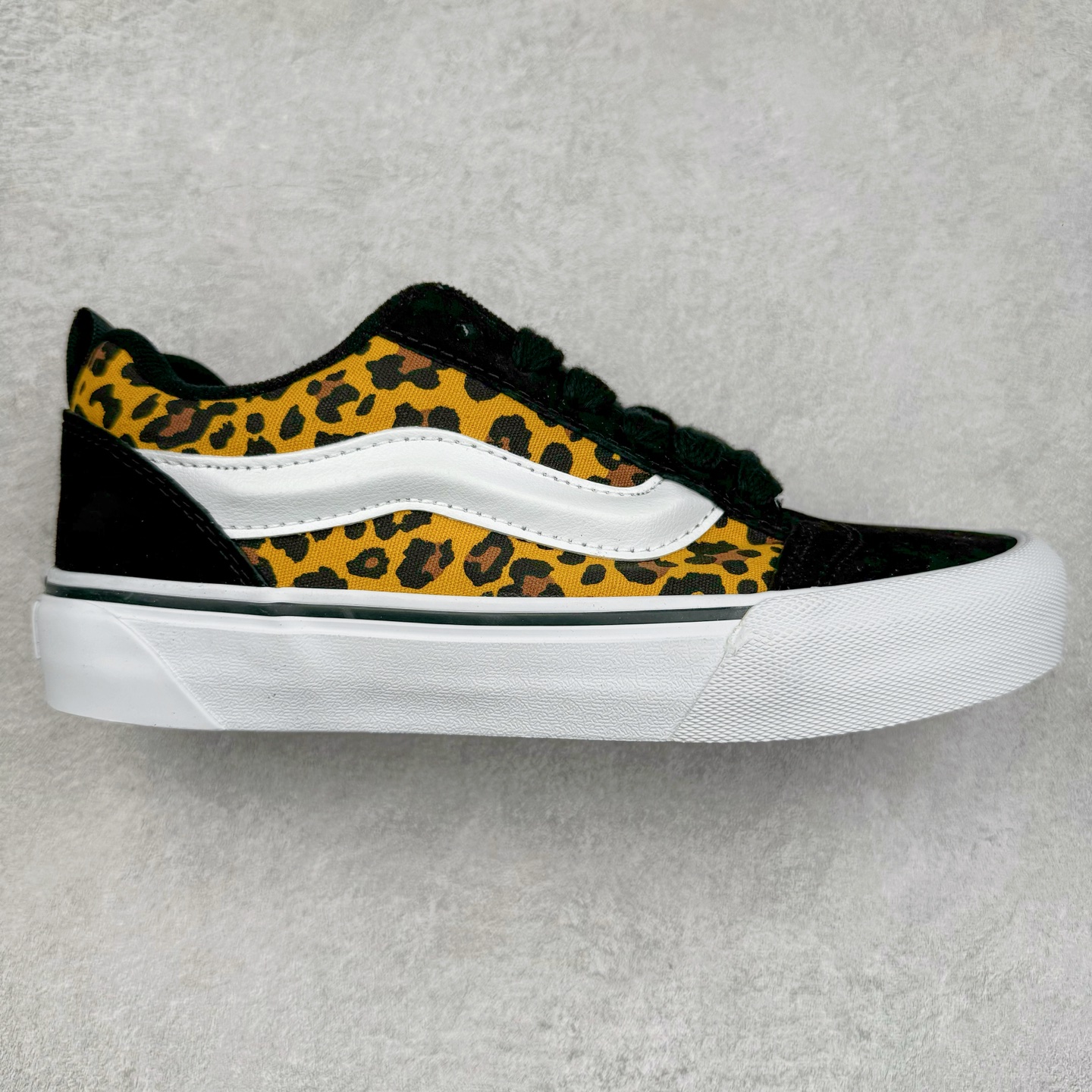 Vans Knu Skool 黑豹纹 万斯低帮复古休闲硫化面包鞋 肥胖版大LOGO原版全皮猪八面料 鞋身采用顶级黑麂皮搭配豹纹帆布 彰显潮流时尚 自带野性 霸气 性感的感觉 冬季出行必备 尺码:35 36 36.5 37 38 38.5 39 40 40.5 41 42 42.5 43 44-选品中心