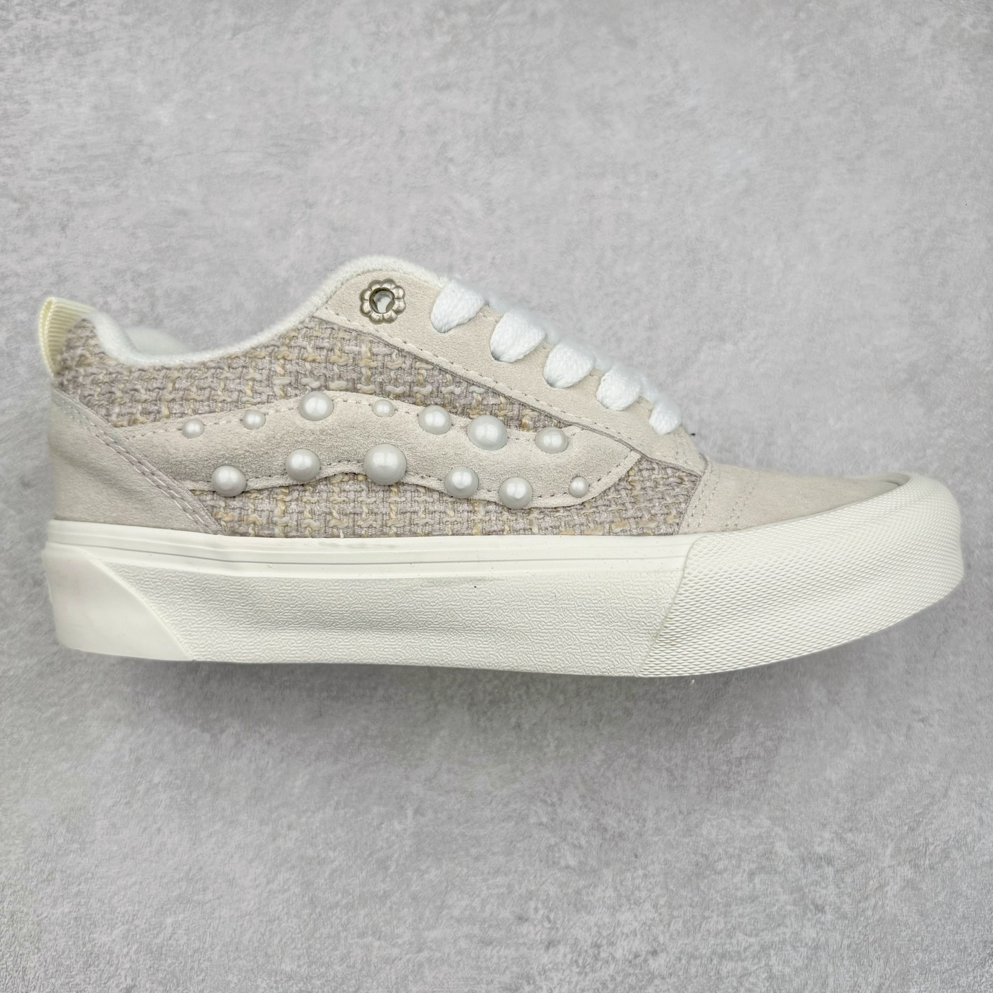 Vans | 敢爱敢出 麻布珍珠 蛇年生肖款出货‼️ 小心巨蛇出没！Vans蛇年开启生肖系列新轮回为了迎接农历新年，Vans 也通过自家设计师推出一整套 Vans蛇年限定鞋服系列，并用非常具象化“蛇”的元素来呈现整套鞋款的设计。 Knu Skool 在这双鞋中是绝对是最简约的，全身通过麻布与麂皮拼接而成。Vans 将蛇的特质融入系列设计中，旨在鼓励每个人拥抱自我、忠于自我并热爱自我，勇敢进行创意自我表达。尺码：35 36 36.5 37 38 38.5 39 40 40.5 41 42 42.5 43 44 45-选品中心