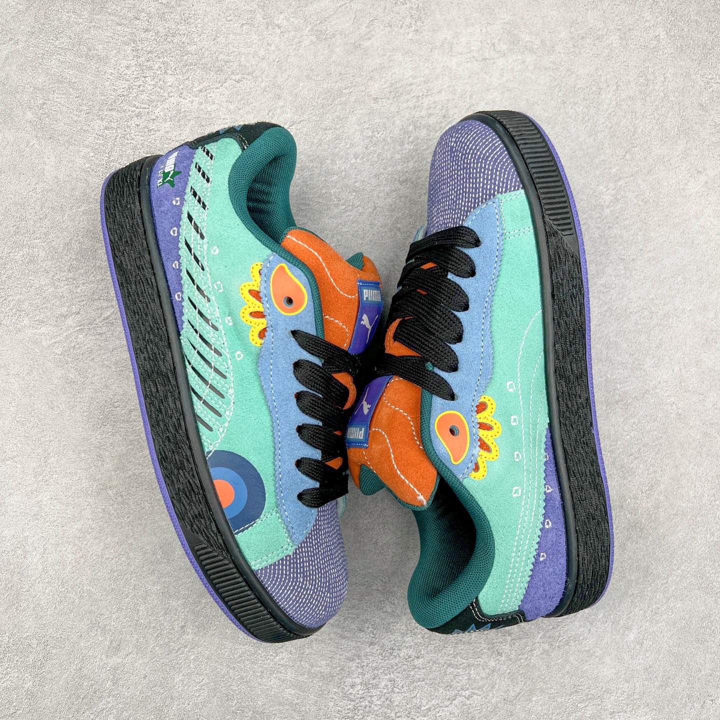 图片[3]-PUMA SUEDE XL 彪马新款面包鞋男女同款复古休闲板鞋 赠送一双鞋带 鞋身通体采用细腻的麂皮材质 厚实柔软 质感出众 鞋侧保留PUMA标志性跑道图案 侧面与后跟点缀金属色PUMA LOGO 兼具辨识度与细节感 加厚鞋垫、饱满鞋舌 搭配加宽扁形鞋带 使得穿着感更加贴合与舒适 值得一提的是 本季SUEDE XL鞋款以黑色、红色及蓝色最为瞩目 经典黑的配色 在低调之余可轻松驾驭任何潮流风格造型 而高饱和度的配色 则是当之无愧的早春出街利器。货号： 395205 尺码：36 37 37.5 38 38.5 39 40 40.5 41 42 42.5 43 44 45-选品中心