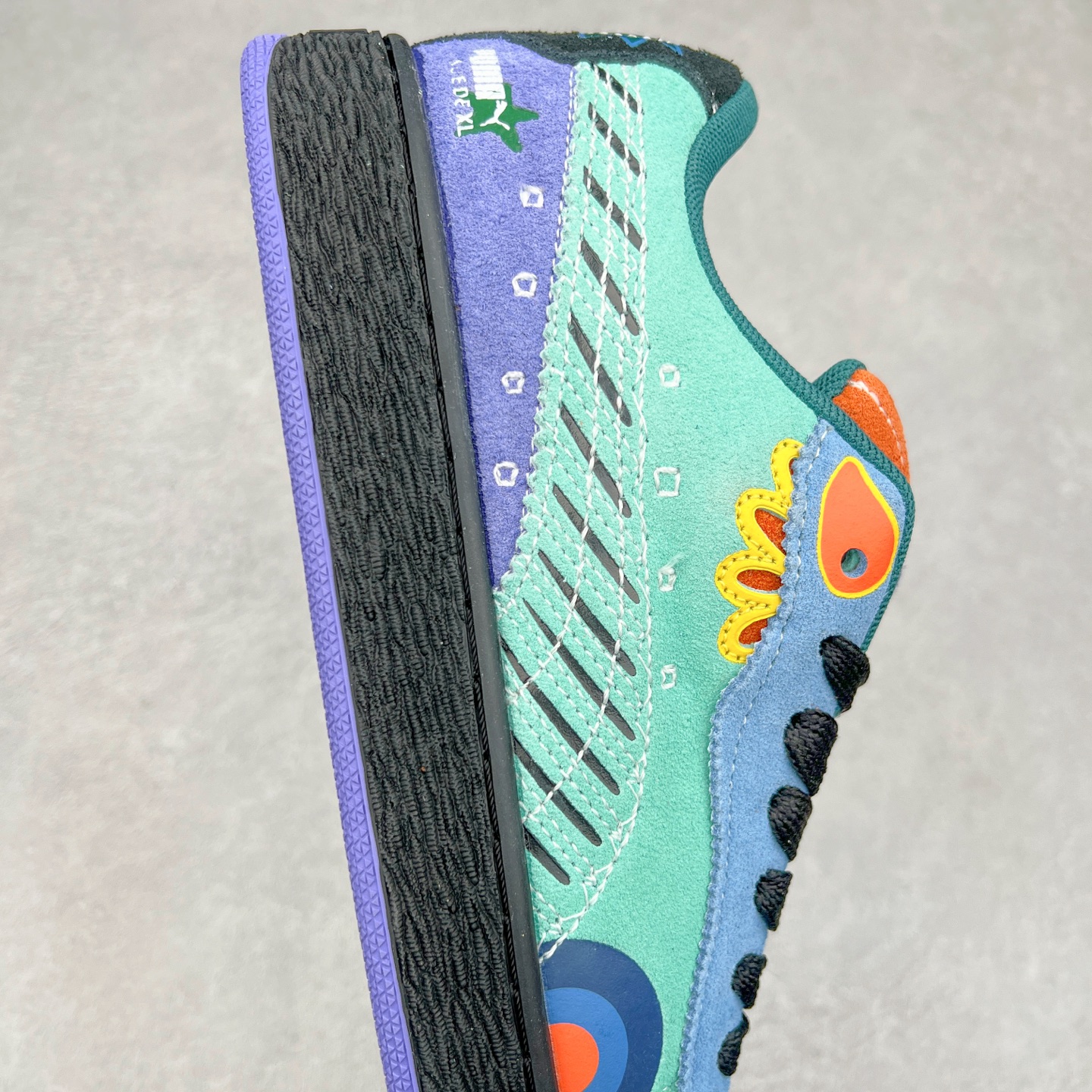 图片[6]-PUMA SUEDE XL 彪马新款面包鞋男女同款复古休闲板鞋 赠送一双鞋带 鞋身通体采用细腻的麂皮材质 厚实柔软 质感出众 鞋侧保留PUMA标志性跑道图案 侧面与后跟点缀金属色PUMA LOGO 兼具辨识度与细节感 加厚鞋垫、饱满鞋舌 搭配加宽扁形鞋带 使得穿着感更加贴合与舒适 值得一提的是 本季SUEDE XL鞋款以黑色、红色及蓝色最为瞩目 经典黑的配色 在低调之余可轻松驾驭任何潮流风格造型 而高饱和度的配色 则是当之无愧的早春出街利器。货号： 395205 尺码：36 37 37.5 38 38.5 39 40 40.5 41 42 42.5 43 44 45-选品中心