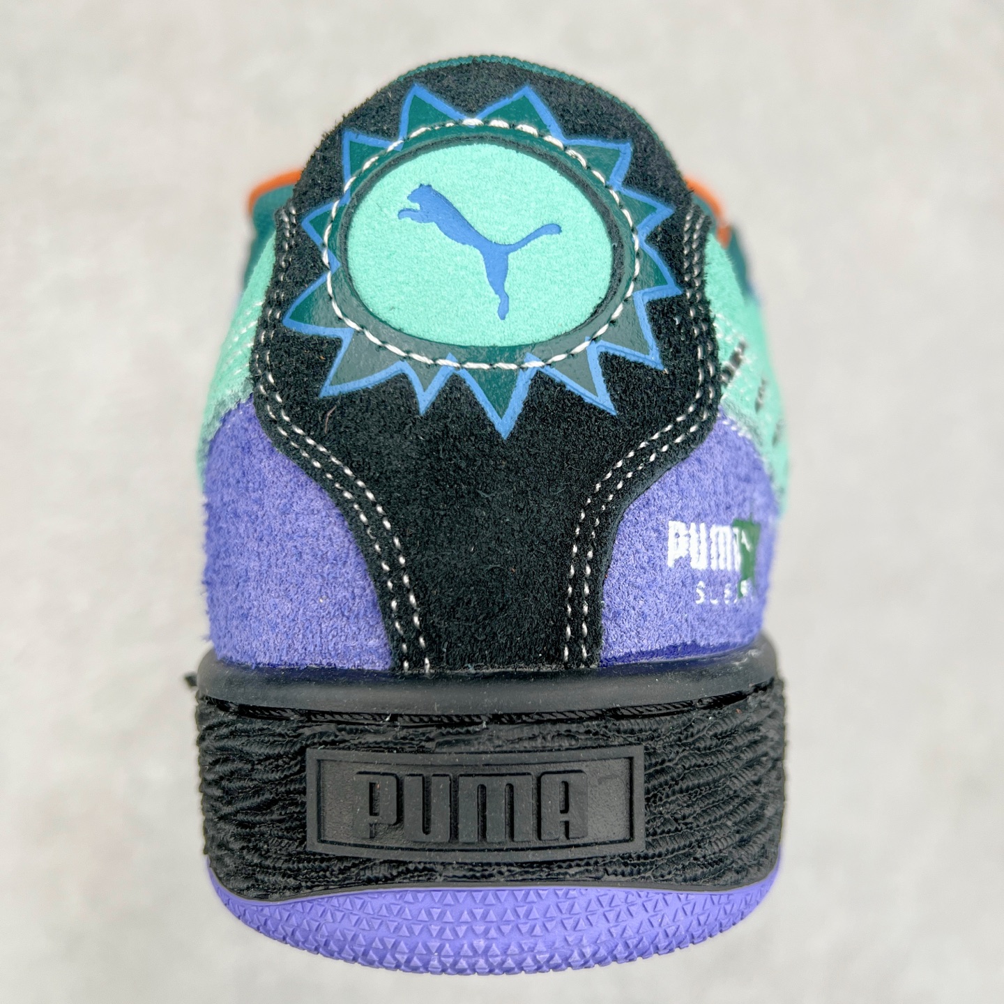 图片[8]-PUMA SUEDE XL 彪马新款面包鞋男女同款复古休闲板鞋 赠送一双鞋带 鞋身通体采用细腻的麂皮材质 厚实柔软 质感出众 鞋侧保留PUMA标志性跑道图案 侧面与后跟点缀金属色PUMA LOGO 兼具辨识度与细节感 加厚鞋垫、饱满鞋舌 搭配加宽扁形鞋带 使得穿着感更加贴合与舒适 值得一提的是 本季SUEDE XL鞋款以黑色、红色及蓝色最为瞩目 经典黑的配色 在低调之余可轻松驾驭任何潮流风格造型 而高饱和度的配色 则是当之无愧的早春出街利器。货号： 395205 尺码：36 37 37.5 38 38.5 39 40 40.5 41 42 42.5 43 44 45-选品中心