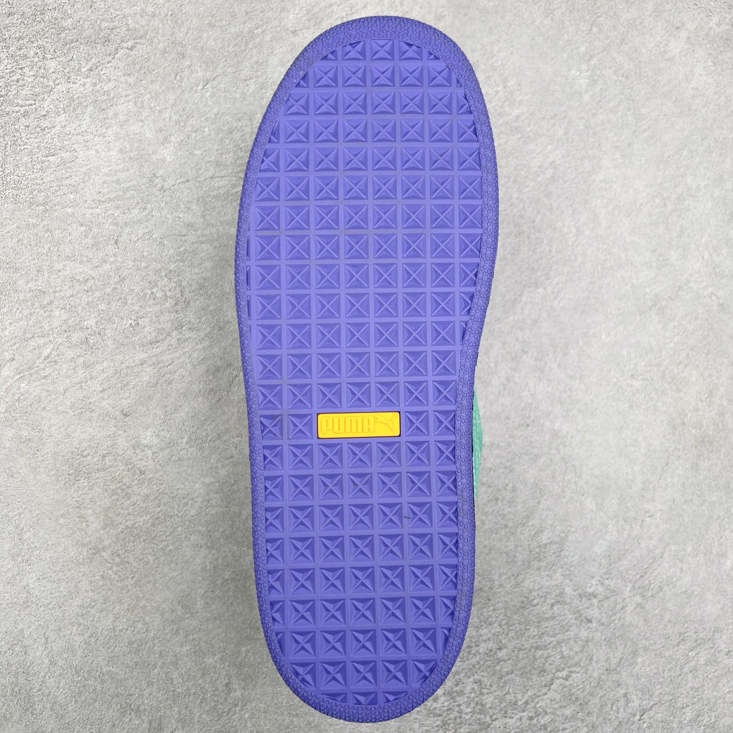 图片[9]-PUMA SUEDE XL 彪马新款面包鞋男女同款复古休闲板鞋 赠送一双鞋带 鞋身通体采用细腻的麂皮材质 厚实柔软 质感出众 鞋侧保留PUMA标志性跑道图案 侧面与后跟点缀金属色PUMA LOGO 兼具辨识度与细节感 加厚鞋垫、饱满鞋舌 搭配加宽扁形鞋带 使得穿着感更加贴合与舒适 值得一提的是 本季SUEDE XL鞋款以黑色、红色及蓝色最为瞩目 经典黑的配色 在低调之余可轻松驾驭任何潮流风格造型 而高饱和度的配色 则是当之无愧的早春出街利器。货号： 395205 尺码：36 37 37.5 38 38.5 39 40 40.5 41 42 42.5 43 44 45-选品中心