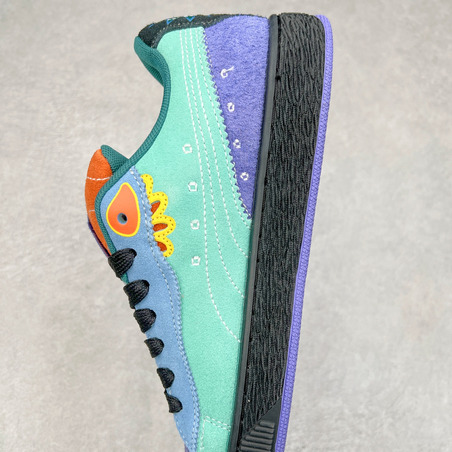 图片[7]-PUMA SUEDE XL 彪马新款面包鞋男女同款复古休闲板鞋 赠送一双鞋带 鞋身通体采用细腻的麂皮材质 厚实柔软 质感出众 鞋侧保留PUMA标志性跑道图案 侧面与后跟点缀金属色PUMA LOGO 兼具辨识度与细节感 加厚鞋垫、饱满鞋舌 搭配加宽扁形鞋带 使得穿着感更加贴合与舒适 值得一提的是 本季SUEDE XL鞋款以黑色、红色及蓝色最为瞩目 经典黑的配色 在低调之余可轻松驾驭任何潮流风格造型 而高饱和度的配色 则是当之无愧的早春出街利器。货号： 395205 尺码：36 37 37.5 38 38.5 39 40 40.5 41 42 42.5 43 44 45-选品中心