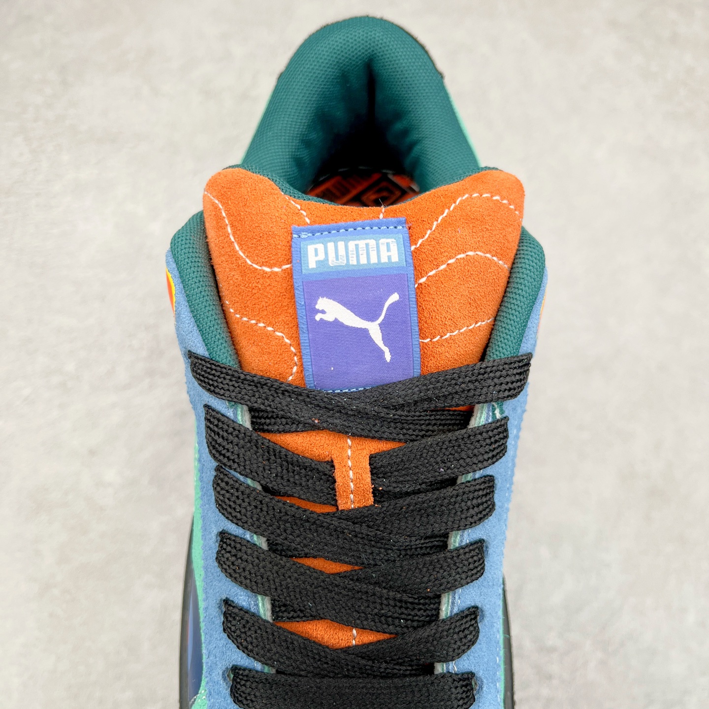 图片[5]-PUMA SUEDE XL 彪马新款面包鞋男女同款复古休闲板鞋 赠送一双鞋带 鞋身通体采用细腻的麂皮材质 厚实柔软 质感出众 鞋侧保留PUMA标志性跑道图案 侧面与后跟点缀金属色PUMA LOGO 兼具辨识度与细节感 加厚鞋垫、饱满鞋舌 搭配加宽扁形鞋带 使得穿着感更加贴合与舒适 值得一提的是 本季SUEDE XL鞋款以黑色、红色及蓝色最为瞩目 经典黑的配色 在低调之余可轻松驾驭任何潮流风格造型 而高饱和度的配色 则是当之无愧的早春出街利器。货号： 395205 尺码：36 37 37.5 38 38.5 39 40 40.5 41 42 42.5 43 44 45-选品中心