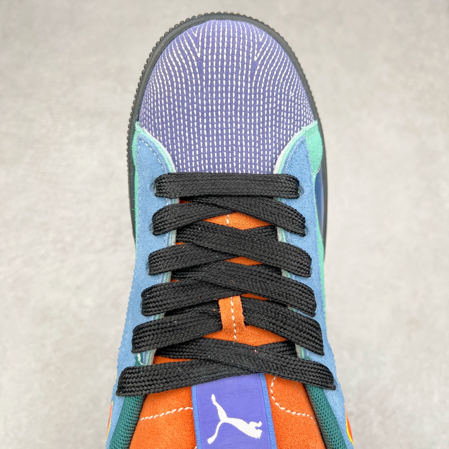 图片[4]-PUMA SUEDE XL 彪马新款面包鞋男女同款复古休闲板鞋 赠送一双鞋带 鞋身通体采用细腻的麂皮材质 厚实柔软 质感出众 鞋侧保留PUMA标志性跑道图案 侧面与后跟点缀金属色PUMA LOGO 兼具辨识度与细节感 加厚鞋垫、饱满鞋舌 搭配加宽扁形鞋带 使得穿着感更加贴合与舒适 值得一提的是 本季SUEDE XL鞋款以黑色、红色及蓝色最为瞩目 经典黑的配色 在低调之余可轻松驾驭任何潮流风格造型 而高饱和度的配色 则是当之无愧的早春出街利器。货号： 395205 尺码：36 37 37.5 38 38.5 39 40 40.5 41 42 42.5 43 44 45-选品中心