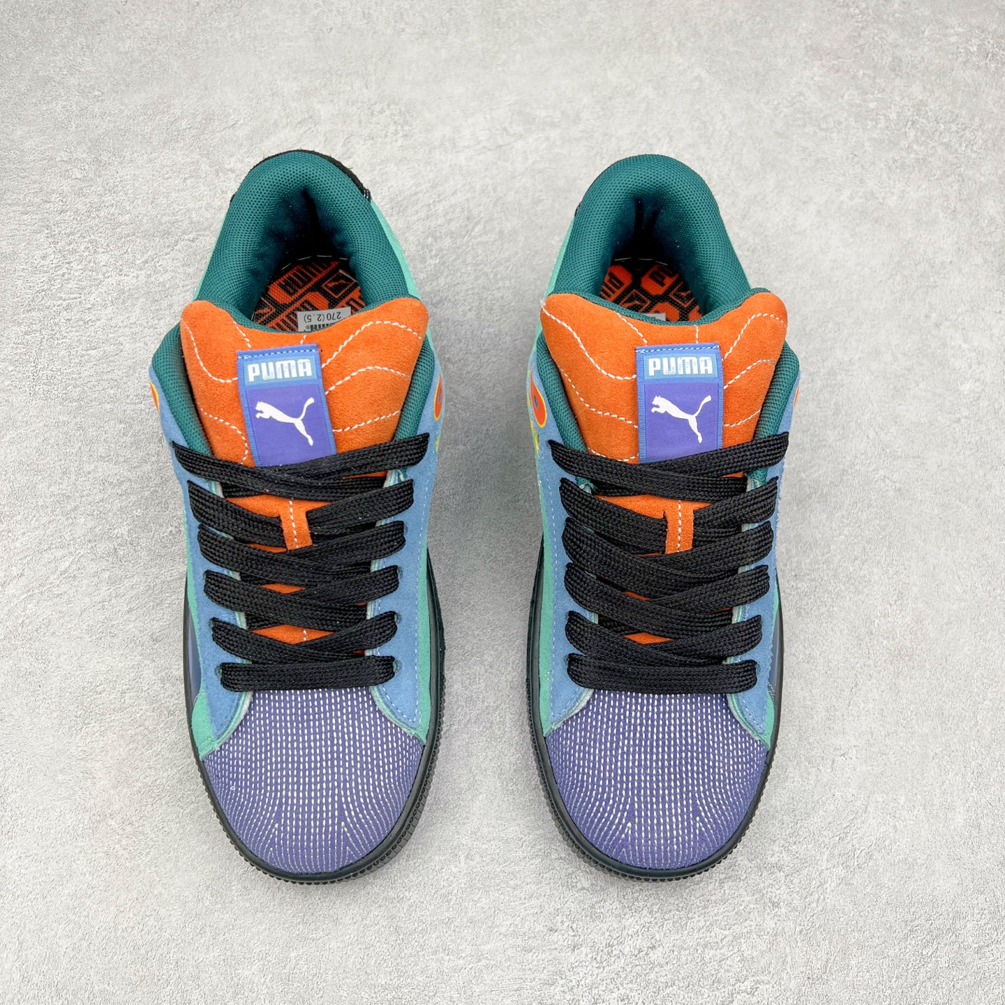 图片[2]-PUMA SUEDE XL 彪马新款面包鞋男女同款复古休闲板鞋 赠送一双鞋带 鞋身通体采用细腻的麂皮材质 厚实柔软 质感出众 鞋侧保留PUMA标志性跑道图案 侧面与后跟点缀金属色PUMA LOGO 兼具辨识度与细节感 加厚鞋垫、饱满鞋舌 搭配加宽扁形鞋带 使得穿着感更加贴合与舒适 值得一提的是 本季SUEDE XL鞋款以黑色、红色及蓝色最为瞩目 经典黑的配色 在低调之余可轻松驾驭任何潮流风格造型 而高饱和度的配色 则是当之无愧的早春出街利器。货号： 395205 尺码：36 37 37.5 38 38.5 39 40 40.5 41 42 42.5 43 44 45-选品中心