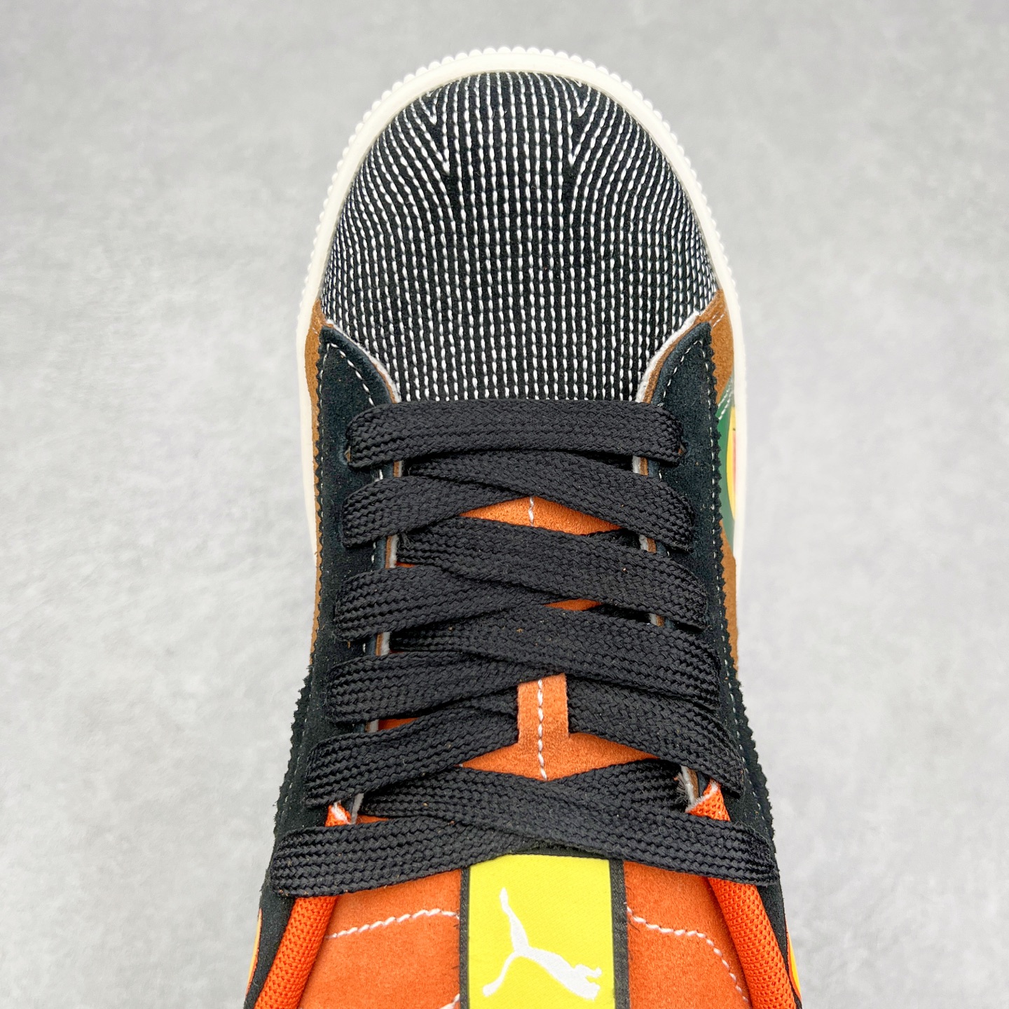 图片[4]-PUMA SUEDE XL 彪马新款面包鞋男女同款复古休闲板鞋 赠送一双鞋带 鞋身通体采用细腻的麂皮材质 厚实柔软 质感出众 鞋侧保留PUMA标志性跑道图案 侧面与后跟点缀金属色PUMA LOGO 兼具辨识度与细节感 加厚鞋垫、饱满鞋舌 搭配加宽扁形鞋带 使得穿着感更加贴合与舒适 值得一提的是 本季SUEDE XL鞋款以黑色、红色及蓝色最为瞩目 经典黑的配色 在低调之余可轻松驾驭任何潮流风格造型 而高饱和度的配色 则是当之无愧的早春出街利器。货号： 395205 尺码：36 37 37.5 38 38.5 39 40 40.5 41 42 42.5 43 44 45-选品中心