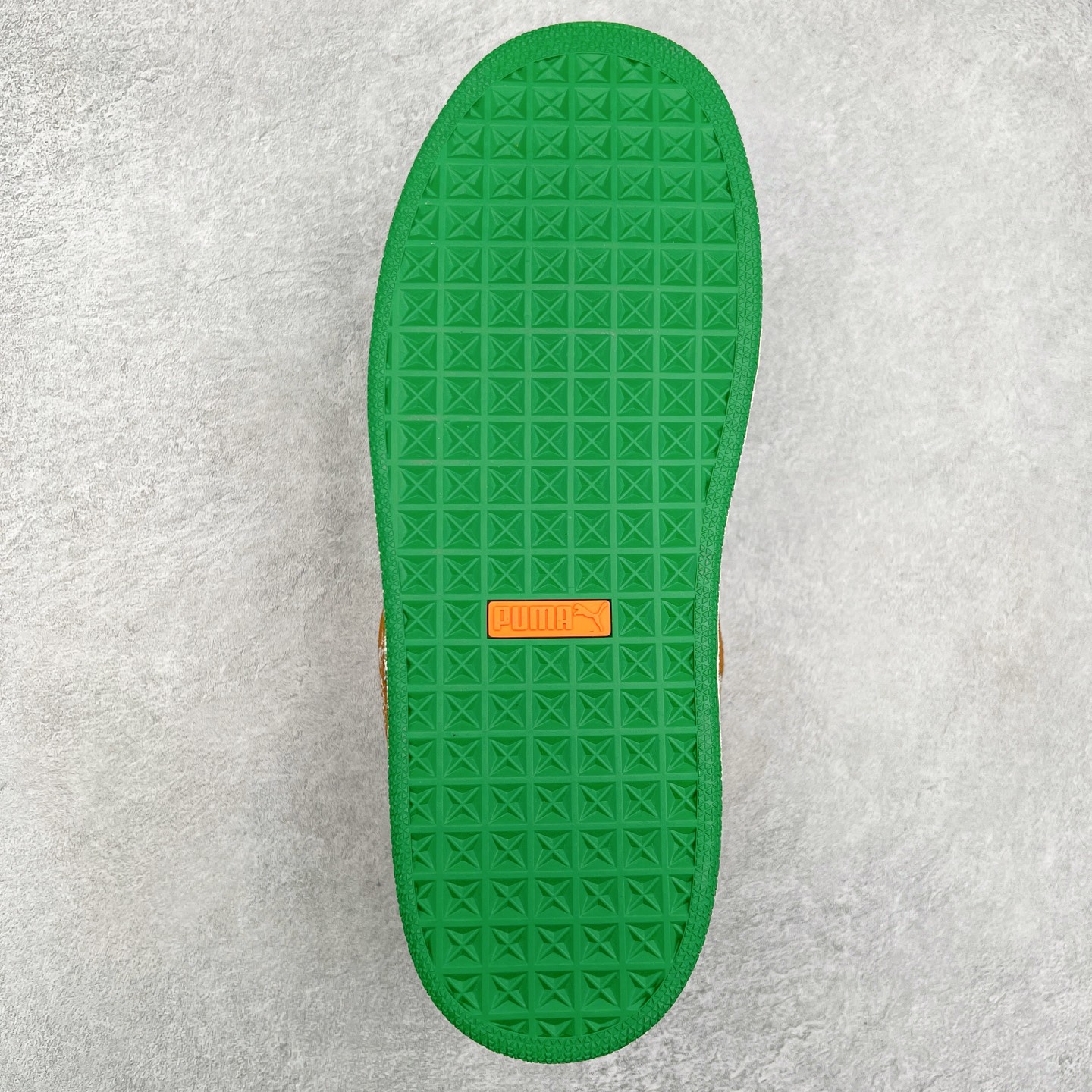 图片[9]-PUMA SUEDE XL 彪马新款面包鞋男女同款复古休闲板鞋 赠送一双鞋带 鞋身通体采用细腻的麂皮材质 厚实柔软 质感出众 鞋侧保留PUMA标志性跑道图案 侧面与后跟点缀金属色PUMA LOGO 兼具辨识度与细节感 加厚鞋垫、饱满鞋舌 搭配加宽扁形鞋带 使得穿着感更加贴合与舒适 值得一提的是 本季SUEDE XL鞋款以黑色、红色及蓝色最为瞩目 经典黑的配色 在低调之余可轻松驾驭任何潮流风格造型 而高饱和度的配色 则是当之无愧的早春出街利器。货号： 395205 尺码：36 37 37.5 38 38.5 39 40 40.5 41 42 42.5 43 44 45-选品中心