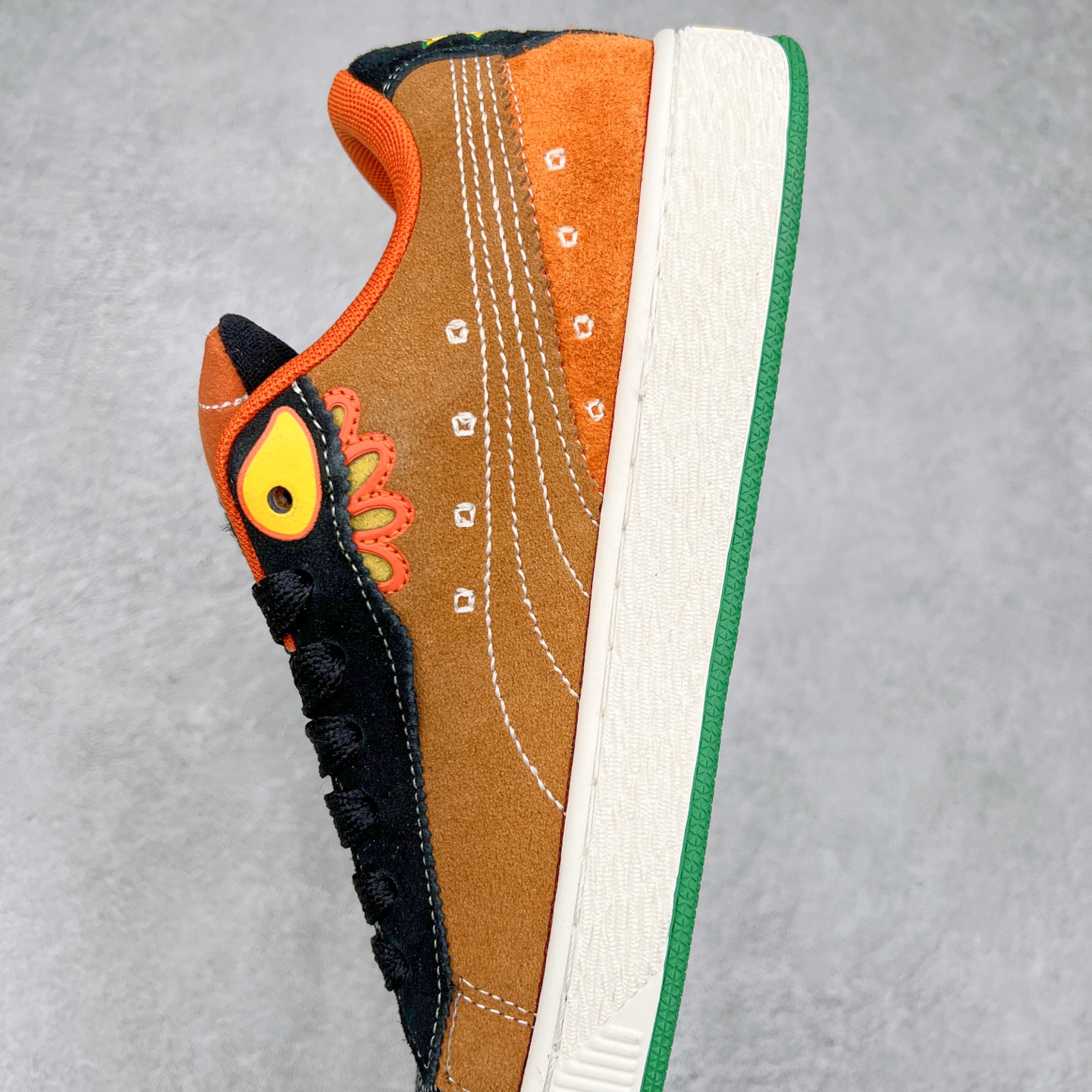 图片[7]-PUMA SUEDE XL 彪马新款面包鞋男女同款复古休闲板鞋 赠送一双鞋带 鞋身通体采用细腻的麂皮材质 厚实柔软 质感出众 鞋侧保留PUMA标志性跑道图案 侧面与后跟点缀金属色PUMA LOGO 兼具辨识度与细节感 加厚鞋垫、饱满鞋舌 搭配加宽扁形鞋带 使得穿着感更加贴合与舒适 值得一提的是 本季SUEDE XL鞋款以黑色、红色及蓝色最为瞩目 经典黑的配色 在低调之余可轻松驾驭任何潮流风格造型 而高饱和度的配色 则是当之无愧的早春出街利器。货号： 395205 尺码：36 37 37.5 38 38.5 39 40 40.5 41 42 42.5 43 44 45-选品中心