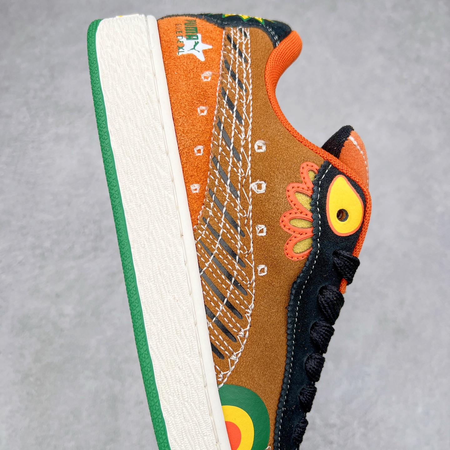 图片[6]-PUMA SUEDE XL 彪马新款面包鞋男女同款复古休闲板鞋 赠送一双鞋带 鞋身通体采用细腻的麂皮材质 厚实柔软 质感出众 鞋侧保留PUMA标志性跑道图案 侧面与后跟点缀金属色PUMA LOGO 兼具辨识度与细节感 加厚鞋垫、饱满鞋舌 搭配加宽扁形鞋带 使得穿着感更加贴合与舒适 值得一提的是 本季SUEDE XL鞋款以黑色、红色及蓝色最为瞩目 经典黑的配色 在低调之余可轻松驾驭任何潮流风格造型 而高饱和度的配色 则是当之无愧的早春出街利器。货号： 395205 尺码：36 37 37.5 38 38.5 39 40 40.5 41 42 42.5 43 44 45-选品中心