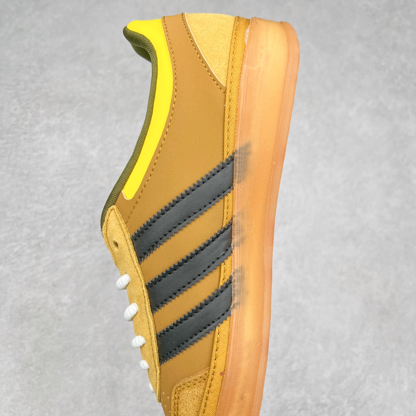 图片[7]-坏痞兔Bad Bunny x AD Gazelle Indoor Trainers 联名羚羊内训系列低帮复古百搭休闲运动德训风板鞋 IF8716 Bad Bunny本人在杂志拍摄时率先上脚带一波节奏，emm，手上拿的杂志封面还是Kylie，看来前女友和布克重新约会，这位哥也还是没放下啊…回到鞋款本身，整体选择了简约的黑白皮革搭配浅灰色长绒麂皮材质，最后以半透明生胶大底收尾，质感在线。不同于以往联名的调色盘操作，Bad Bunny对Gazelle indoor进行了加宽加厚处理，以及鞋头变形的设计，带来全新的歪头面包鞋型Gazelle。此外，鞋款标签直接呈现在后跟处，鞋侧adidas标识下方还加入了\\\”benito\\\”字样，辨识度拉满。尺码：35 36 36⅔ 37⅓ 38 38⅔ 39⅓ 40 40⅔ 41⅓ 42 42⅔ 43⅓ 44 44⅔ 45-选品中心