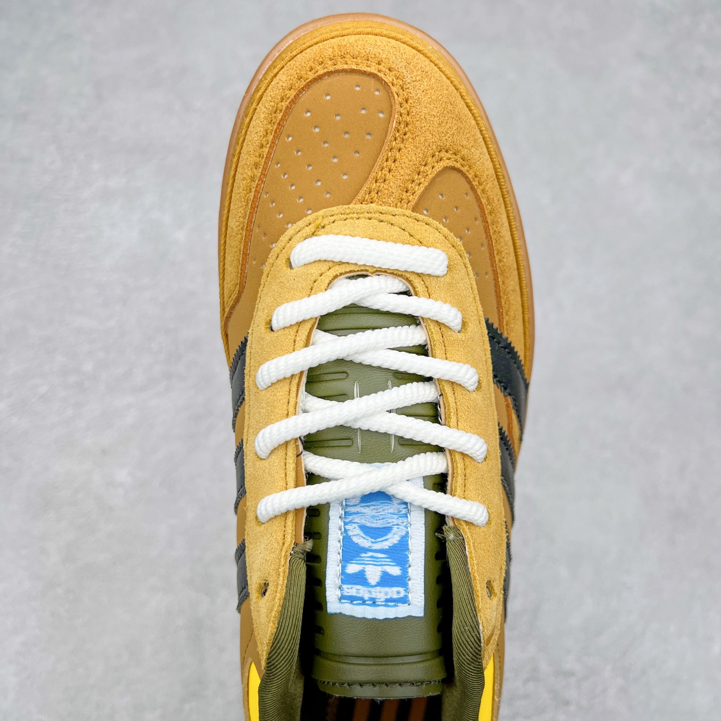 图片[4]-坏痞兔Bad Bunny x AD Gazelle Indoor Trainers 联名羚羊内训系列低帮复古百搭休闲运动德训风板鞋 IF8716 Bad Bunny本人在杂志拍摄时率先上脚带一波节奏，emm，手上拿的杂志封面还是Kylie，看来前女友和布克重新约会，这位哥也还是没放下啊…回到鞋款本身，整体选择了简约的黑白皮革搭配浅灰色长绒麂皮材质，最后以半透明生胶大底收尾，质感在线。不同于以往联名的调色盘操作，Bad Bunny对Gazelle indoor进行了加宽加厚处理，以及鞋头变形的设计，带来全新的歪头面包鞋型Gazelle。此外，鞋款标签直接呈现在后跟处，鞋侧adidas标识下方还加入了\\\”benito\\\”字样，辨识度拉满。尺码：35 36 36⅔ 37⅓ 38 38⅔ 39⅓ 40 40⅔ 41⅓ 42 42⅔ 43⅓ 44 44⅔ 45-选品中心