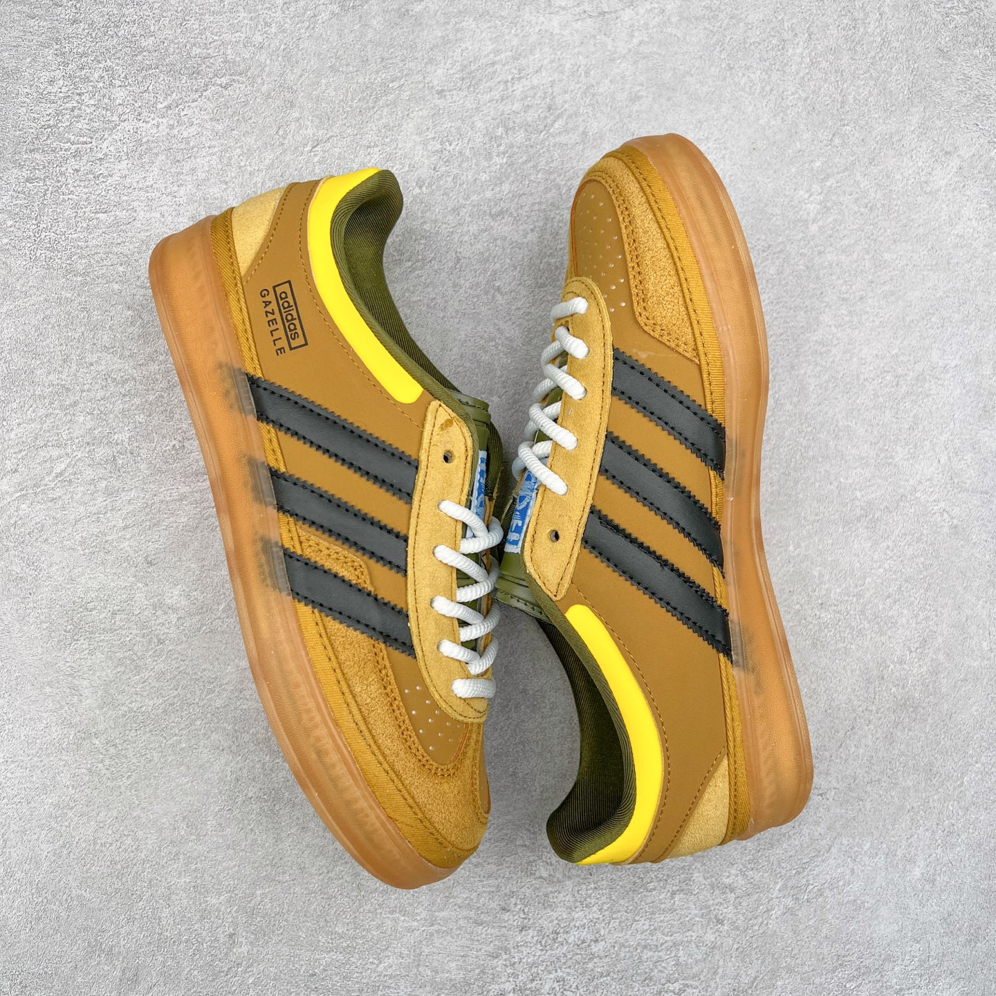 图片[3]-坏痞兔Bad Bunny x AD Gazelle Indoor Trainers 联名羚羊内训系列低帮复古百搭休闲运动德训风板鞋 IF8716 Bad Bunny本人在杂志拍摄时率先上脚带一波节奏，emm，手上拿的杂志封面还是Kylie，看来前女友和布克重新约会，这位哥也还是没放下啊…回到鞋款本身，整体选择了简约的黑白皮革搭配浅灰色长绒麂皮材质，最后以半透明生胶大底收尾，质感在线。不同于以往联名的调色盘操作，Bad Bunny对Gazelle indoor进行了加宽加厚处理，以及鞋头变形的设计，带来全新的歪头面包鞋型Gazelle。此外，鞋款标签直接呈现在后跟处，鞋侧adidas标识下方还加入了\\\”benito\\\”字样，辨识度拉满。尺码：35 36 36⅔ 37⅓ 38 38⅔ 39⅓ 40 40⅔ 41⅓ 42 42⅔ 43⅓ 44 44⅔ 45-选品中心