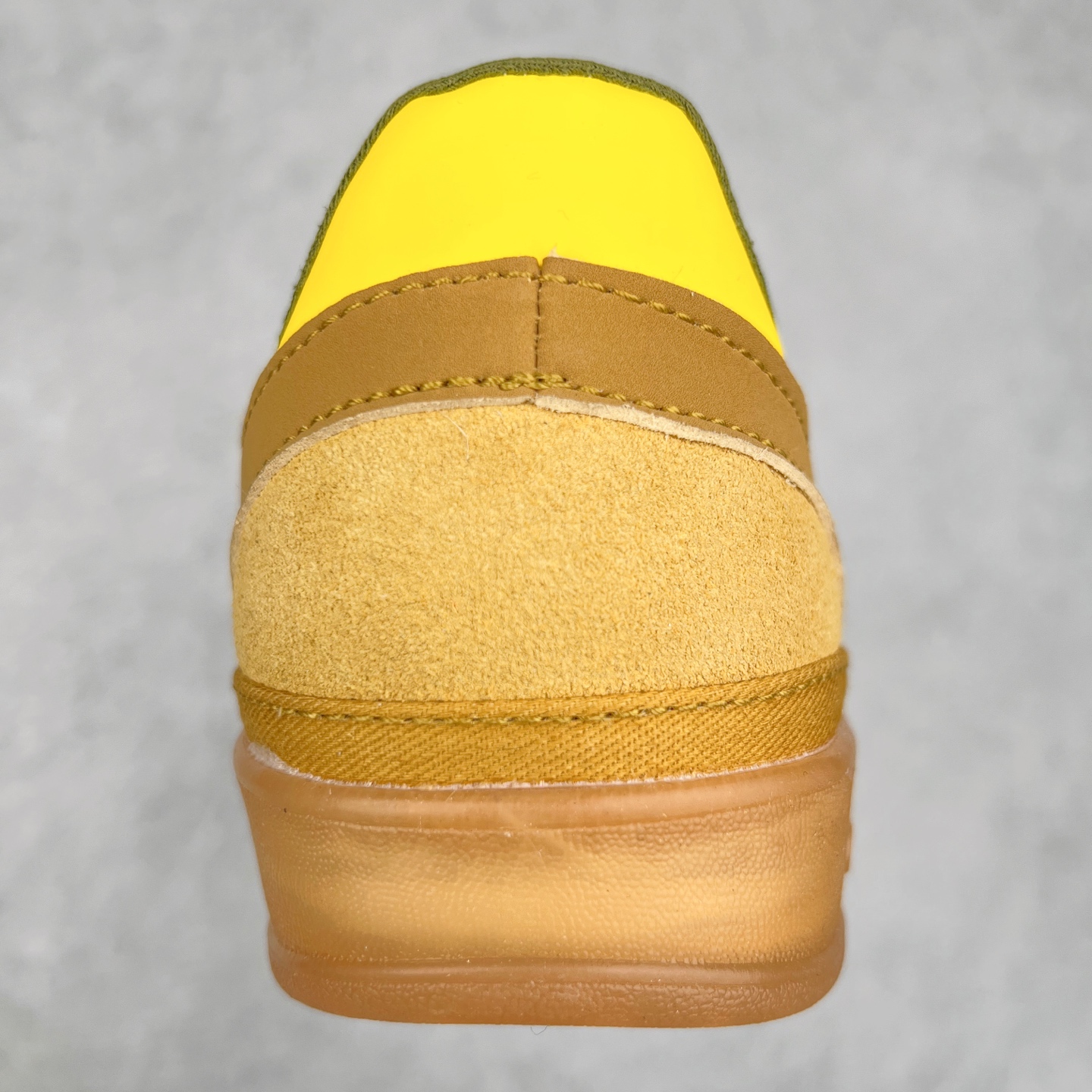 图片[8]-坏痞兔Bad Bunny x AD Gazelle Indoor Trainers 联名羚羊内训系列低帮复古百搭休闲运动德训风板鞋 IF8716 Bad Bunny本人在杂志拍摄时率先上脚带一波节奏，emm，手上拿的杂志封面还是Kylie，看来前女友和布克重新约会，这位哥也还是没放下啊…回到鞋款本身，整体选择了简约的黑白皮革搭配浅灰色长绒麂皮材质，最后以半透明生胶大底收尾，质感在线。不同于以往联名的调色盘操作，Bad Bunny对Gazelle indoor进行了加宽加厚处理，以及鞋头变形的设计，带来全新的歪头面包鞋型Gazelle。此外，鞋款标签直接呈现在后跟处，鞋侧adidas标识下方还加入了\\\”benito\\\”字样，辨识度拉满。尺码：35 36 36⅔ 37⅓ 38 38⅔ 39⅓ 40 40⅔ 41⅓ 42 42⅔ 43⅓ 44 44⅔ 45-选品中心