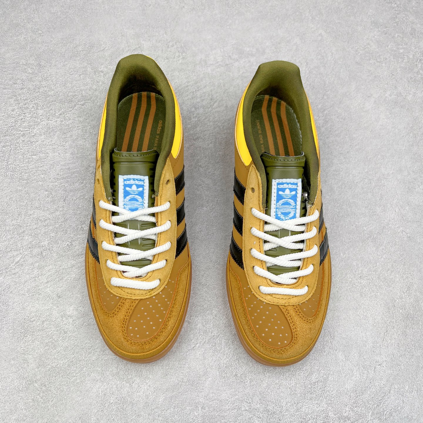 图片[2]-坏痞兔Bad Bunny x AD Gazelle Indoor Trainers 联名羚羊内训系列低帮复古百搭休闲运动德训风板鞋 IF8716 Bad Bunny本人在杂志拍摄时率先上脚带一波节奏，emm，手上拿的杂志封面还是Kylie，看来前女友和布克重新约会，这位哥也还是没放下啊…回到鞋款本身，整体选择了简约的黑白皮革搭配浅灰色长绒麂皮材质，最后以半透明生胶大底收尾，质感在线。不同于以往联名的调色盘操作，Bad Bunny对Gazelle indoor进行了加宽加厚处理，以及鞋头变形的设计，带来全新的歪头面包鞋型Gazelle。此外，鞋款标签直接呈现在后跟处，鞋侧adidas标识下方还加入了\\\”benito\\\”字样，辨识度拉满。尺码：35 36 36⅔ 37⅓ 38 38⅔ 39⅓ 40 40⅔ 41⅓ 42 42⅔ 43⅓ 44 44⅔ 45-选品中心