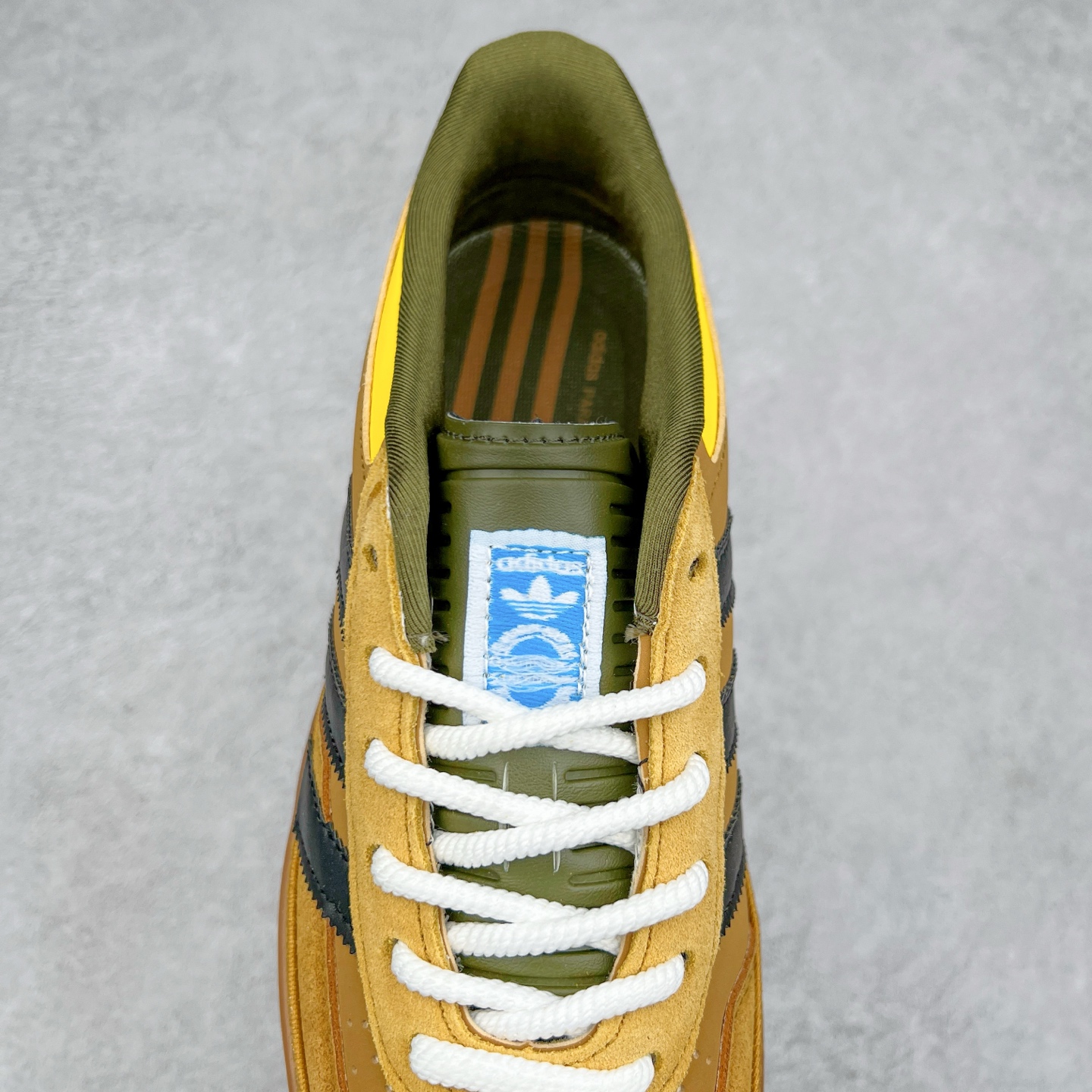 图片[5]-坏痞兔Bad Bunny x AD Gazelle Indoor Trainers 联名羚羊内训系列低帮复古百搭休闲运动德训风板鞋 IF8716 Bad Bunny本人在杂志拍摄时率先上脚带一波节奏，emm，手上拿的杂志封面还是Kylie，看来前女友和布克重新约会，这位哥也还是没放下啊…回到鞋款本身，整体选择了简约的黑白皮革搭配浅灰色长绒麂皮材质，最后以半透明生胶大底收尾，质感在线。不同于以往联名的调色盘操作，Bad Bunny对Gazelle indoor进行了加宽加厚处理，以及鞋头变形的设计，带来全新的歪头面包鞋型Gazelle。此外，鞋款标签直接呈现在后跟处，鞋侧adidas标识下方还加入了\\\”benito\\\”字样，辨识度拉满。尺码：35 36 36⅔ 37⅓ 38 38⅔ 39⅓ 40 40⅔ 41⅓ 42 42⅔ 43⅓ 44 44⅔ 45-选品中心