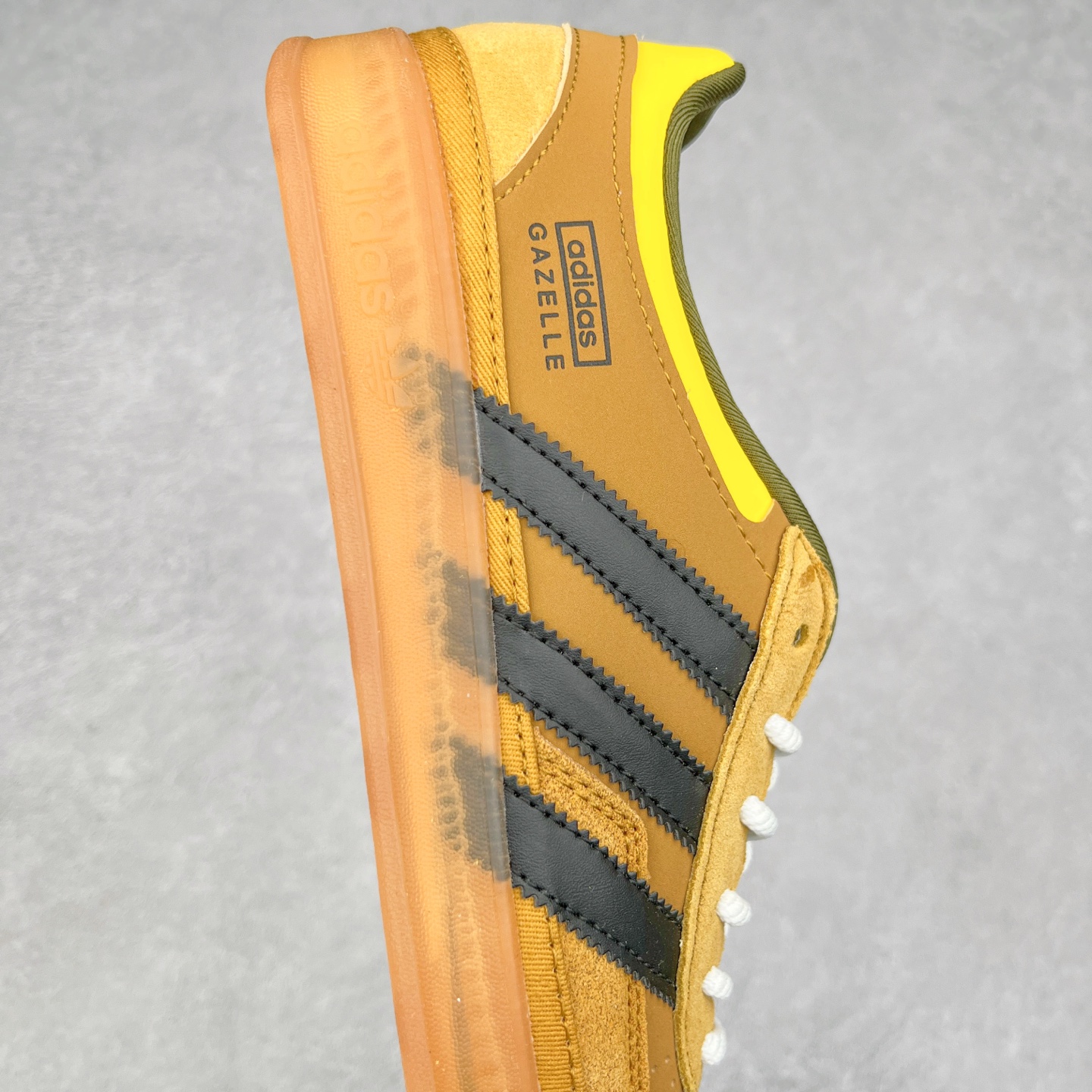 图片[6]-坏痞兔Bad Bunny x AD Gazelle Indoor Trainers 联名羚羊内训系列低帮复古百搭休闲运动德训风板鞋 IF8716 Bad Bunny本人在杂志拍摄时率先上脚带一波节奏，emm，手上拿的杂志封面还是Kylie，看来前女友和布克重新约会，这位哥也还是没放下啊…回到鞋款本身，整体选择了简约的黑白皮革搭配浅灰色长绒麂皮材质，最后以半透明生胶大底收尾，质感在线。不同于以往联名的调色盘操作，Bad Bunny对Gazelle indoor进行了加宽加厚处理，以及鞋头变形的设计，带来全新的歪头面包鞋型Gazelle。此外，鞋款标签直接呈现在后跟处，鞋侧adidas标识下方还加入了\\\”benito\\\”字样，辨识度拉满。尺码：35 36 36⅔ 37⅓ 38 38⅔ 39⅓ 40 40⅔ 41⅓ 42 42⅔ 43⅓ 44 44⅔ 45-选品中心