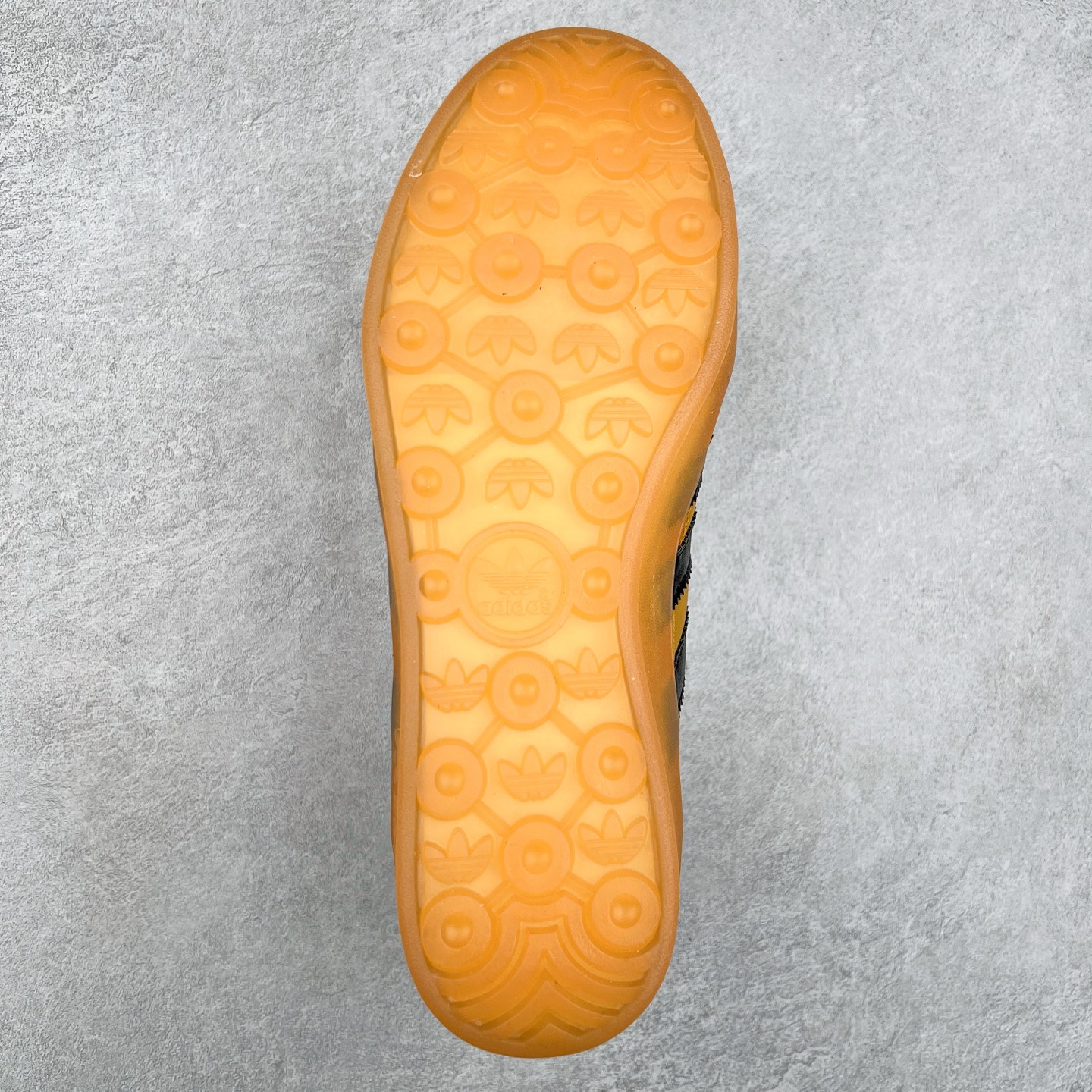 图片[9]-坏痞兔Bad Bunny x AD Gazelle Indoor Trainers 联名羚羊内训系列低帮复古百搭休闲运动德训风板鞋 IF8716 Bad Bunny本人在杂志拍摄时率先上脚带一波节奏，emm，手上拿的杂志封面还是Kylie，看来前女友和布克重新约会，这位哥也还是没放下啊…回到鞋款本身，整体选择了简约的黑白皮革搭配浅灰色长绒麂皮材质，最后以半透明生胶大底收尾，质感在线。不同于以往联名的调色盘操作，Bad Bunny对Gazelle indoor进行了加宽加厚处理，以及鞋头变形的设计，带来全新的歪头面包鞋型Gazelle。此外，鞋款标签直接呈现在后跟处，鞋侧adidas标识下方还加入了\\\”benito\\\”字样，辨识度拉满。尺码：35 36 36⅔ 37⅓ 38 38⅔ 39⅓ 40 40⅔ 41⅓ 42 42⅔ 43⅓ 44 44⅔ 45-选品中心