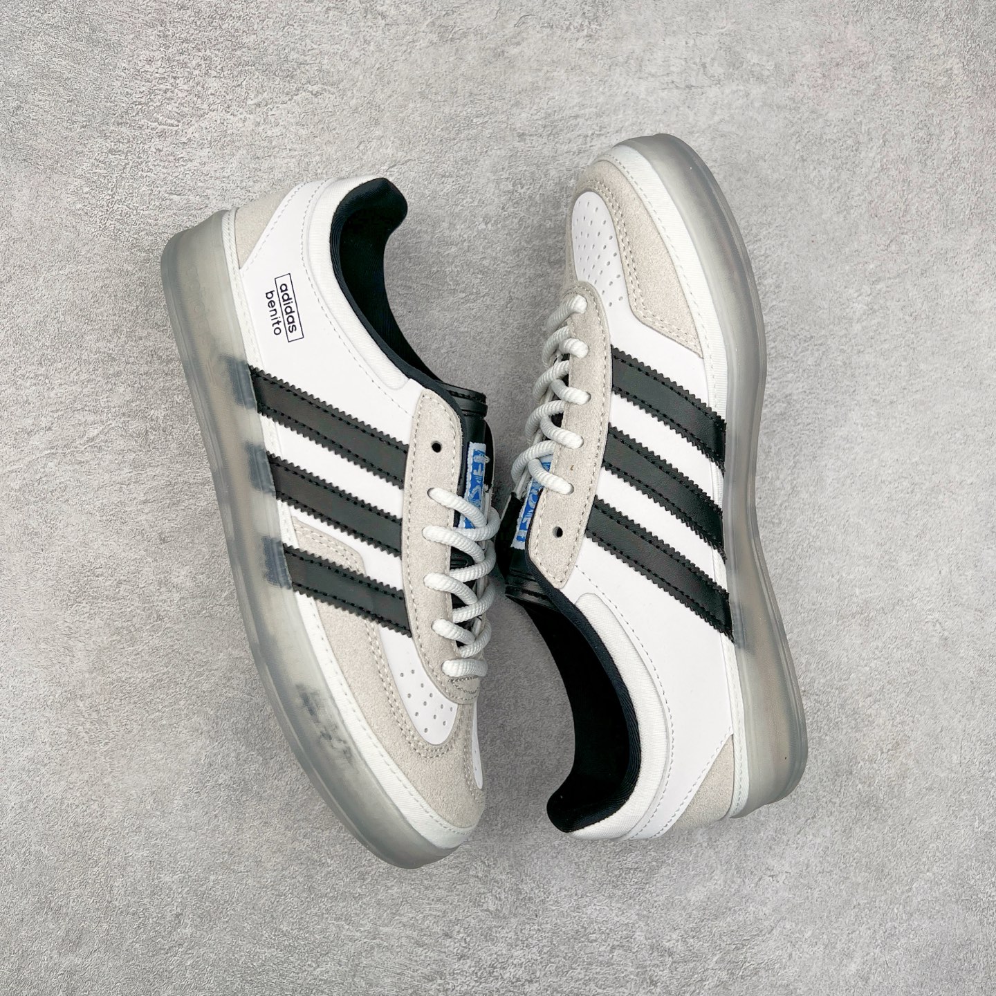 图片[3]-坏痞兔Bad Bunny x AD Gazelle Indoor Trainers 联名羚羊内训系列低帮复古百搭休闲运动德训风板鞋 IF9730 Bad Bunny本人在杂志拍摄时率先上脚带一波节奏，emm，手上拿的杂志封面还是Kylie，看来前女友和布克重新约会，这位哥也还是没放下啊…回到鞋款本身，整体选择了简约的黑白皮革搭配浅灰色长绒麂皮材质，最后以半透明生胶大底收尾，质感在线。不同于以往联名的调色盘操作，Bad Bunny对Gazelle indoor进行了加宽加厚处理，以及鞋头变形的设计，带来全新的歪头面包鞋型Gazelle。此外，鞋款标签直接呈现在后跟处，鞋侧adidas标识下方还加入了\\\”benito\\\”字样，辨识度拉满。尺码：35 36 36⅔ 37⅓ 38 38⅔ 39⅓ 40 40⅔ 41⅓ 42 42⅔ 43⅓ 44 44⅔ 45-选品中心