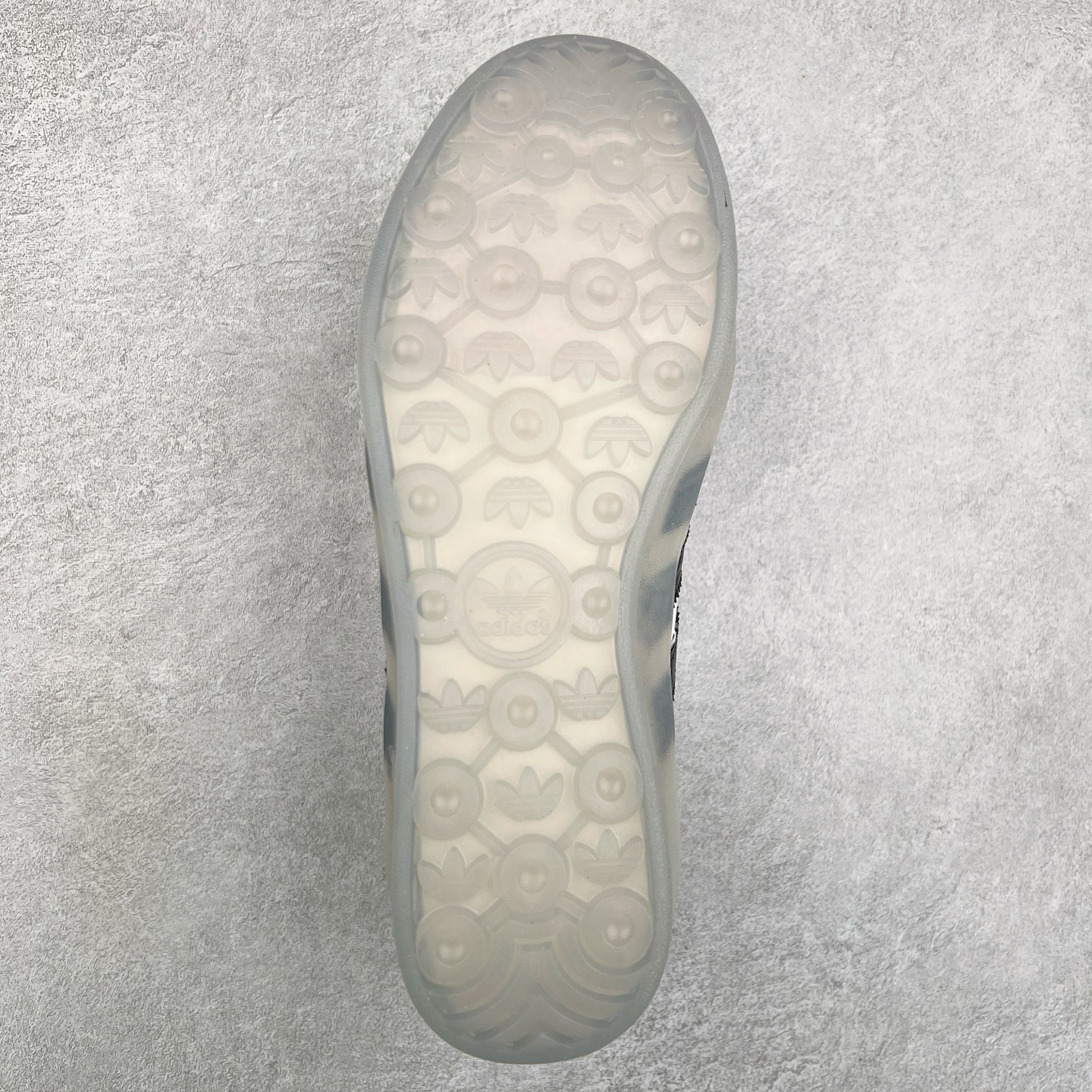 图片[9]-坏痞兔Bad Bunny x AD Gazelle Indoor Trainers 联名羚羊内训系列低帮复古百搭休闲运动德训风板鞋 IF9730 Bad Bunny本人在杂志拍摄时率先上脚带一波节奏，emm，手上拿的杂志封面还是Kylie，看来前女友和布克重新约会，这位哥也还是没放下啊…回到鞋款本身，整体选择了简约的黑白皮革搭配浅灰色长绒麂皮材质，最后以半透明生胶大底收尾，质感在线。不同于以往联名的调色盘操作，Bad Bunny对Gazelle indoor进行了加宽加厚处理，以及鞋头变形的设计，带来全新的歪头面包鞋型Gazelle。此外，鞋款标签直接呈现在后跟处，鞋侧adidas标识下方还加入了\\\”benito\\\”字样，辨识度拉满。尺码：35 36 36⅔ 37⅓ 38 38⅔ 39⅓ 40 40⅔ 41⅓ 42 42⅔ 43⅓ 44 44⅔ 45-选品中心