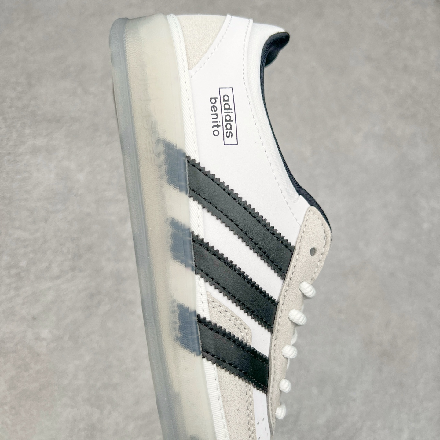 图片[6]-坏痞兔Bad Bunny x AD Gazelle Indoor Trainers 联名羚羊内训系列低帮复古百搭休闲运动德训风板鞋 IF9730 Bad Bunny本人在杂志拍摄时率先上脚带一波节奏，emm，手上拿的杂志封面还是Kylie，看来前女友和布克重新约会，这位哥也还是没放下啊…回到鞋款本身，整体选择了简约的黑白皮革搭配浅灰色长绒麂皮材质，最后以半透明生胶大底收尾，质感在线。不同于以往联名的调色盘操作，Bad Bunny对Gazelle indoor进行了加宽加厚处理，以及鞋头变形的设计，带来全新的歪头面包鞋型Gazelle。此外，鞋款标签直接呈现在后跟处，鞋侧adidas标识下方还加入了\\\”benito\\\”字样，辨识度拉满。尺码：35 36 36⅔ 37⅓ 38 38⅔ 39⅓ 40 40⅔ 41⅓ 42 42⅔ 43⅓ 44 44⅔ 45-选品中心