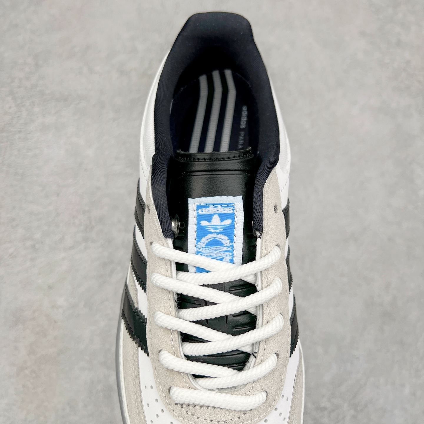 图片[5]-坏痞兔Bad Bunny x AD Gazelle Indoor Trainers 联名羚羊内训系列低帮复古百搭休闲运动德训风板鞋 IF9730 Bad Bunny本人在杂志拍摄时率先上脚带一波节奏，emm，手上拿的杂志封面还是Kylie，看来前女友和布克重新约会，这位哥也还是没放下啊…回到鞋款本身，整体选择了简约的黑白皮革搭配浅灰色长绒麂皮材质，最后以半透明生胶大底收尾，质感在线。不同于以往联名的调色盘操作，Bad Bunny对Gazelle indoor进行了加宽加厚处理，以及鞋头变形的设计，带来全新的歪头面包鞋型Gazelle。此外，鞋款标签直接呈现在后跟处，鞋侧adidas标识下方还加入了\\\”benito\\\”字样，辨识度拉满。尺码：35 36 36⅔ 37⅓ 38 38⅔ 39⅓ 40 40⅔ 41⅓ 42 42⅔ 43⅓ 44 44⅔ 45-选品中心