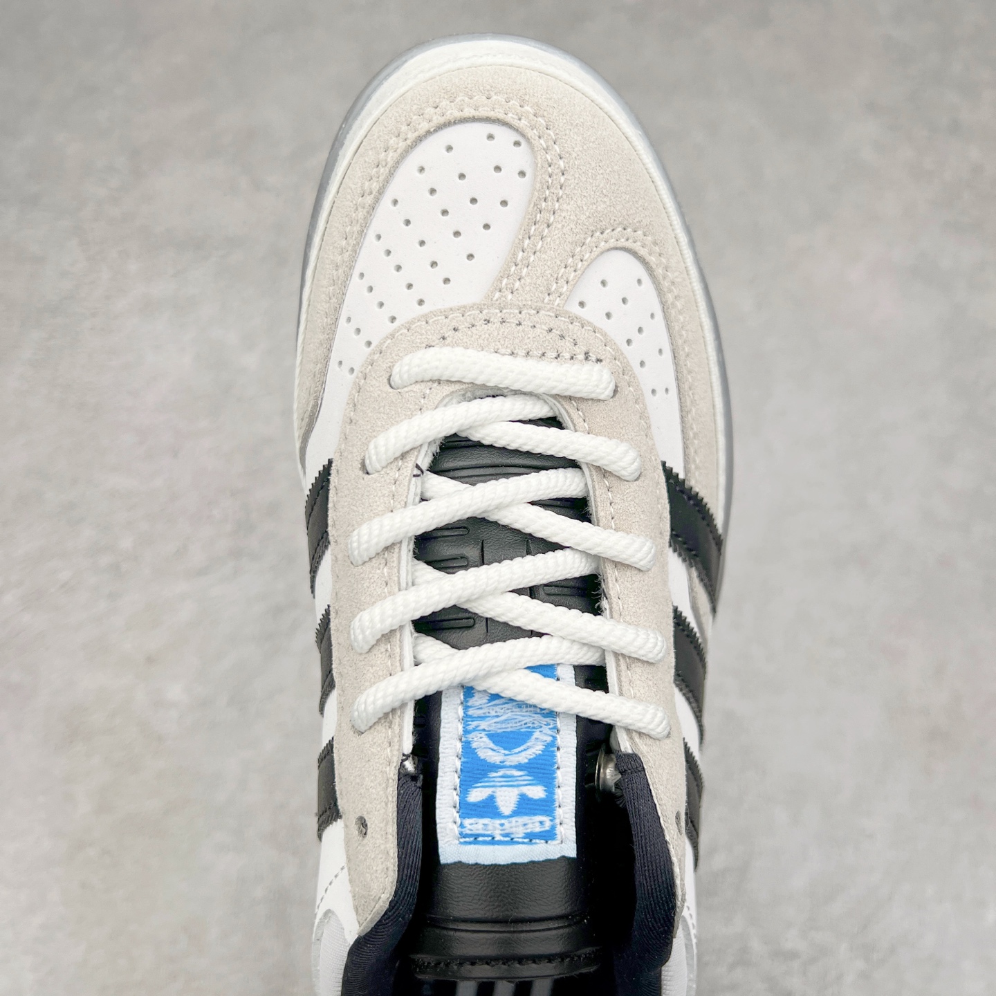 图片[4]-坏痞兔Bad Bunny x AD Gazelle Indoor Trainers 联名羚羊内训系列低帮复古百搭休闲运动德训风板鞋 IF9730 Bad Bunny本人在杂志拍摄时率先上脚带一波节奏，emm，手上拿的杂志封面还是Kylie，看来前女友和布克重新约会，这位哥也还是没放下啊…回到鞋款本身，整体选择了简约的黑白皮革搭配浅灰色长绒麂皮材质，最后以半透明生胶大底收尾，质感在线。不同于以往联名的调色盘操作，Bad Bunny对Gazelle indoor进行了加宽加厚处理，以及鞋头变形的设计，带来全新的歪头面包鞋型Gazelle。此外，鞋款标签直接呈现在后跟处，鞋侧adidas标识下方还加入了\\\”benito\\\”字样，辨识度拉满。尺码：35 36 36⅔ 37⅓ 38 38⅔ 39⅓ 40 40⅔ 41⅓ 42 42⅔ 43⅓ 44 44⅔ 45-选品中心