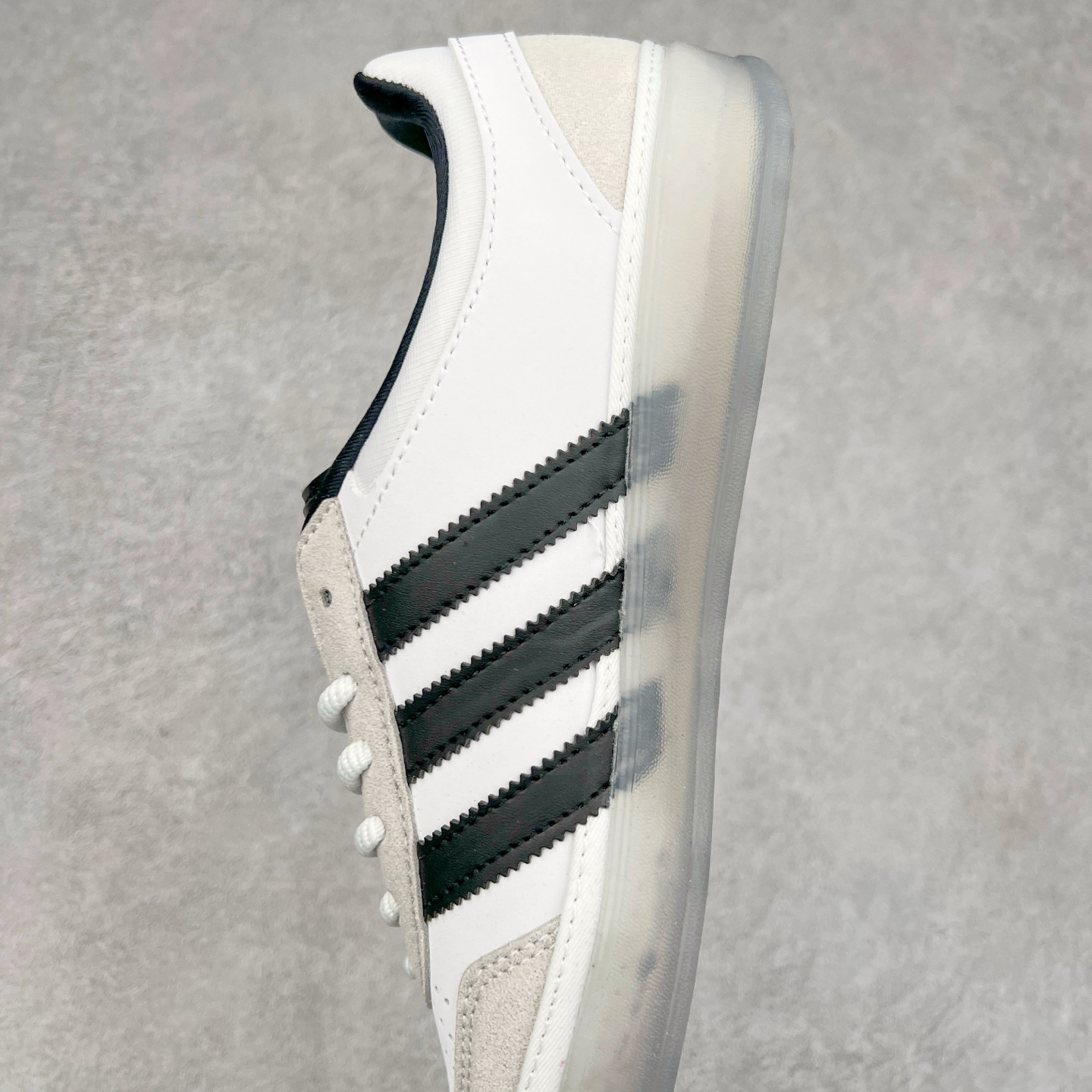 图片[7]-坏痞兔Bad Bunny x AD Gazelle Indoor Trainers 联名羚羊内训系列低帮复古百搭休闲运动德训风板鞋 IF9730 Bad Bunny本人在杂志拍摄时率先上脚带一波节奏，emm，手上拿的杂志封面还是Kylie，看来前女友和布克重新约会，这位哥也还是没放下啊…回到鞋款本身，整体选择了简约的黑白皮革搭配浅灰色长绒麂皮材质，最后以半透明生胶大底收尾，质感在线。不同于以往联名的调色盘操作，Bad Bunny对Gazelle indoor进行了加宽加厚处理，以及鞋头变形的设计，带来全新的歪头面包鞋型Gazelle。此外，鞋款标签直接呈现在后跟处，鞋侧adidas标识下方还加入了\\\”benito\\\”字样，辨识度拉满。尺码：35 36 36⅔ 37⅓ 38 38⅔ 39⅓ 40 40⅔ 41⅓ 42 42⅔ 43⅓ 44 44⅔ 45-选品中心