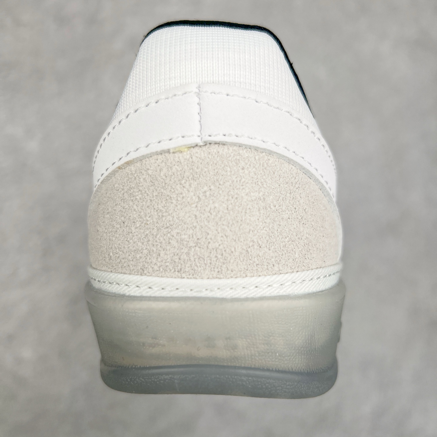 图片[8]-坏痞兔Bad Bunny x AD Gazelle Indoor Trainers 联名羚羊内训系列低帮复古百搭休闲运动德训风板鞋 IF9730 Bad Bunny本人在杂志拍摄时率先上脚带一波节奏，emm，手上拿的杂志封面还是Kylie，看来前女友和布克重新约会，这位哥也还是没放下啊…回到鞋款本身，整体选择了简约的黑白皮革搭配浅灰色长绒麂皮材质，最后以半透明生胶大底收尾，质感在线。不同于以往联名的调色盘操作，Bad Bunny对Gazelle indoor进行了加宽加厚处理，以及鞋头变形的设计，带来全新的歪头面包鞋型Gazelle。此外，鞋款标签直接呈现在后跟处，鞋侧adidas标识下方还加入了\\\”benito\\\”字样，辨识度拉满。尺码：35 36 36⅔ 37⅓ 38 38⅔ 39⅓ 40 40⅔ 41⅓ 42 42⅔ 43⅓ 44 44⅔ 45-选品中心