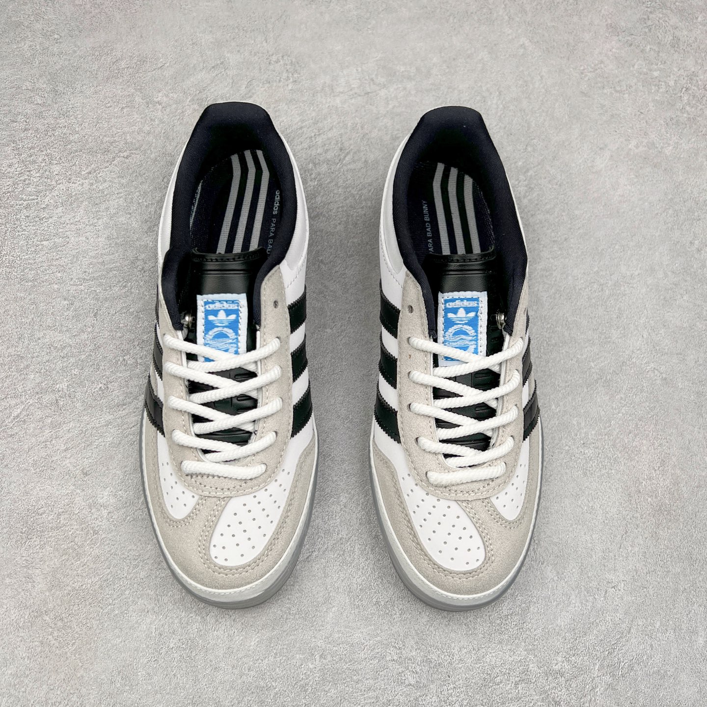 图片[2]-坏痞兔Bad Bunny x AD Gazelle Indoor Trainers 联名羚羊内训系列低帮复古百搭休闲运动德训风板鞋 IF9730 Bad Bunny本人在杂志拍摄时率先上脚带一波节奏，emm，手上拿的杂志封面还是Kylie，看来前女友和布克重新约会，这位哥也还是没放下啊…回到鞋款本身，整体选择了简约的黑白皮革搭配浅灰色长绒麂皮材质，最后以半透明生胶大底收尾，质感在线。不同于以往联名的调色盘操作，Bad Bunny对Gazelle indoor进行了加宽加厚处理，以及鞋头变形的设计，带来全新的歪头面包鞋型Gazelle。此外，鞋款标签直接呈现在后跟处，鞋侧adidas标识下方还加入了\\\”benito\\\”字样，辨识度拉满。尺码：35 36 36⅔ 37⅓ 38 38⅔ 39⅓ 40 40⅔ 41⅓ 42 42⅔ 43⅓ 44 44⅔ 45-选品中心