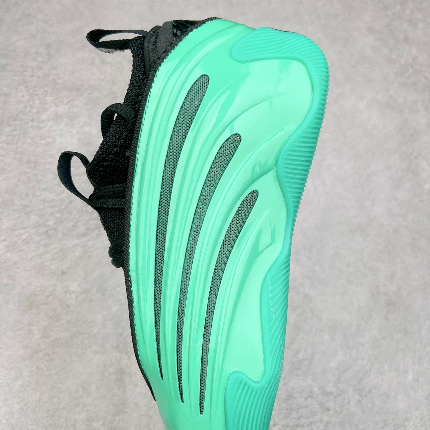 图片[7]-AD Harden Vol. 9 哈登九代签名篮球鞋 JH6491 以来极具未来感与复古风格的简洁设计语言，贯彻了 James Harden 本人在球场内外秉持的「Under No One」的态度与个性。鞋形轮廓采用了流线型设计，且没有多余的线条或元素，营造出一种极具速度感的视觉印象；鞋侧的三条纹在这次则是以野兽抓痕般的形态呈现，进一步强化了鞋款的战斗氛围的同时，更带来强烈的科幻感与战斗氛围。鞋身两侧的三条纹，不仅传达蕴含战斗气息的视觉美感，亦巧妙融入透气板设计提升穿着体验，在激烈赛况中兼顾轻质舒适与时尚气息；在中底部分则采用全掌 Lightboost 科技结合 Y 型抗扭片，为赛场提供轻量化的脚感与卓越的缓震回弹支持；大底分区纹路与外底上翻设计进一步强化抓地力，无论是在变向、突破还是起跳时都能够提供稳固的支撑，满足复杂赛场需求。除了将实战性能与时尚元素融合，Harden Vol 9 亦帮助提升球员的赛场表现的同时，也在场外传递 James Harden 不断进化，不断提升自我的无畏风格。尺码：41 42 42.5 43 44 44.5 45 46-选品中心