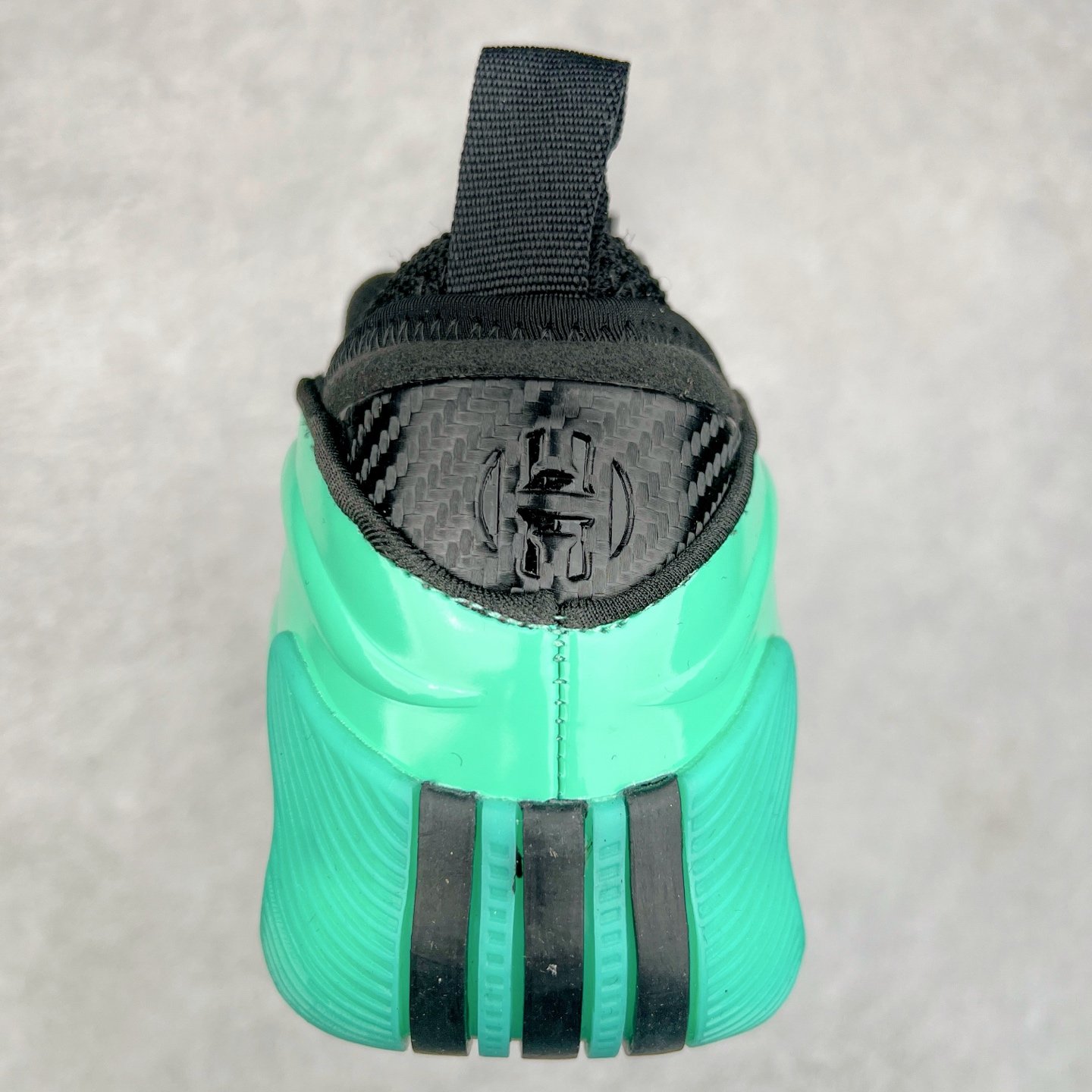 图片[8]-AD Harden Vol. 9 哈登九代签名篮球鞋 JH6491 以来极具未来感与复古风格的简洁设计语言，贯彻了 James Harden 本人在球场内外秉持的「Under No One」的态度与个性。鞋形轮廓采用了流线型设计，且没有多余的线条或元素，营造出一种极具速度感的视觉印象；鞋侧的三条纹在这次则是以野兽抓痕般的形态呈现，进一步强化了鞋款的战斗氛围的同时，更带来强烈的科幻感与战斗氛围。鞋身两侧的三条纹，不仅传达蕴含战斗气息的视觉美感，亦巧妙融入透气板设计提升穿着体验，在激烈赛况中兼顾轻质舒适与时尚气息；在中底部分则采用全掌 Lightboost 科技结合 Y 型抗扭片，为赛场提供轻量化的脚感与卓越的缓震回弹支持；大底分区纹路与外底上翻设计进一步强化抓地力，无论是在变向、突破还是起跳时都能够提供稳固的支撑，满足复杂赛场需求。除了将实战性能与时尚元素融合，Harden Vol 9 亦帮助提升球员的赛场表现的同时，也在场外传递 James Harden 不断进化，不断提升自我的无畏风格。尺码：41 42 42.5 43 44 44.5 45 46-选品中心