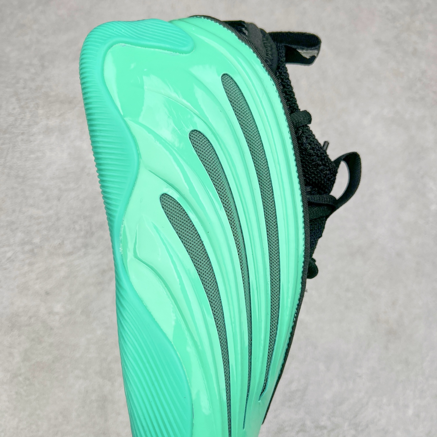 图片[6]-AD Harden Vol. 9 哈登九代签名篮球鞋 JH6491 以来极具未来感与复古风格的简洁设计语言，贯彻了 James Harden 本人在球场内外秉持的「Under No One」的态度与个性。鞋形轮廓采用了流线型设计，且没有多余的线条或元素，营造出一种极具速度感的视觉印象；鞋侧的三条纹在这次则是以野兽抓痕般的形态呈现，进一步强化了鞋款的战斗氛围的同时，更带来强烈的科幻感与战斗氛围。鞋身两侧的三条纹，不仅传达蕴含战斗气息的视觉美感，亦巧妙融入透气板设计提升穿着体验，在激烈赛况中兼顾轻质舒适与时尚气息；在中底部分则采用全掌 Lightboost 科技结合 Y 型抗扭片，为赛场提供轻量化的脚感与卓越的缓震回弹支持；大底分区纹路与外底上翻设计进一步强化抓地力，无论是在变向、突破还是起跳时都能够提供稳固的支撑，满足复杂赛场需求。除了将实战性能与时尚元素融合，Harden Vol 9 亦帮助提升球员的赛场表现的同时，也在场外传递 James Harden 不断进化，不断提升自我的无畏风格。尺码：41 42 42.5 43 44 44.5 45 46-选品中心