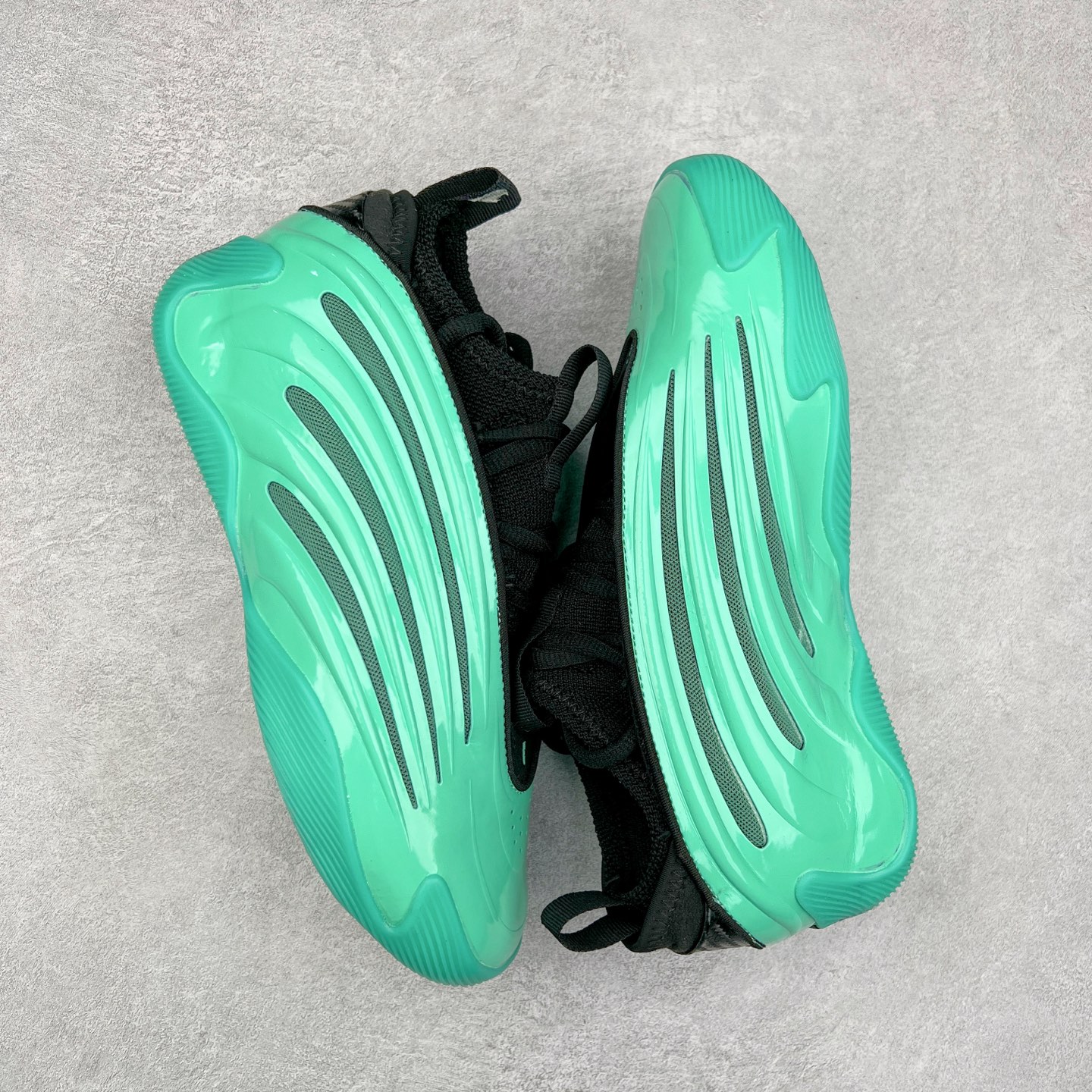 图片[3]-AD Harden Vol. 9 哈登九代签名篮球鞋 JH6491 以来极具未来感与复古风格的简洁设计语言，贯彻了 James Harden 本人在球场内外秉持的「Under No One」的态度与个性。鞋形轮廓采用了流线型设计，且没有多余的线条或元素，营造出一种极具速度感的视觉印象；鞋侧的三条纹在这次则是以野兽抓痕般的形态呈现，进一步强化了鞋款的战斗氛围的同时，更带来强烈的科幻感与战斗氛围。鞋身两侧的三条纹，不仅传达蕴含战斗气息的视觉美感，亦巧妙融入透气板设计提升穿着体验，在激烈赛况中兼顾轻质舒适与时尚气息；在中底部分则采用全掌 Lightboost 科技结合 Y 型抗扭片，为赛场提供轻量化的脚感与卓越的缓震回弹支持；大底分区纹路与外底上翻设计进一步强化抓地力，无论是在变向、突破还是起跳时都能够提供稳固的支撑，满足复杂赛场需求。除了将实战性能与时尚元素融合，Harden Vol 9 亦帮助提升球员的赛场表现的同时，也在场外传递 James Harden 不断进化，不断提升自我的无畏风格。尺码：41 42 42.5 43 44 44.5 45 46-选品中心