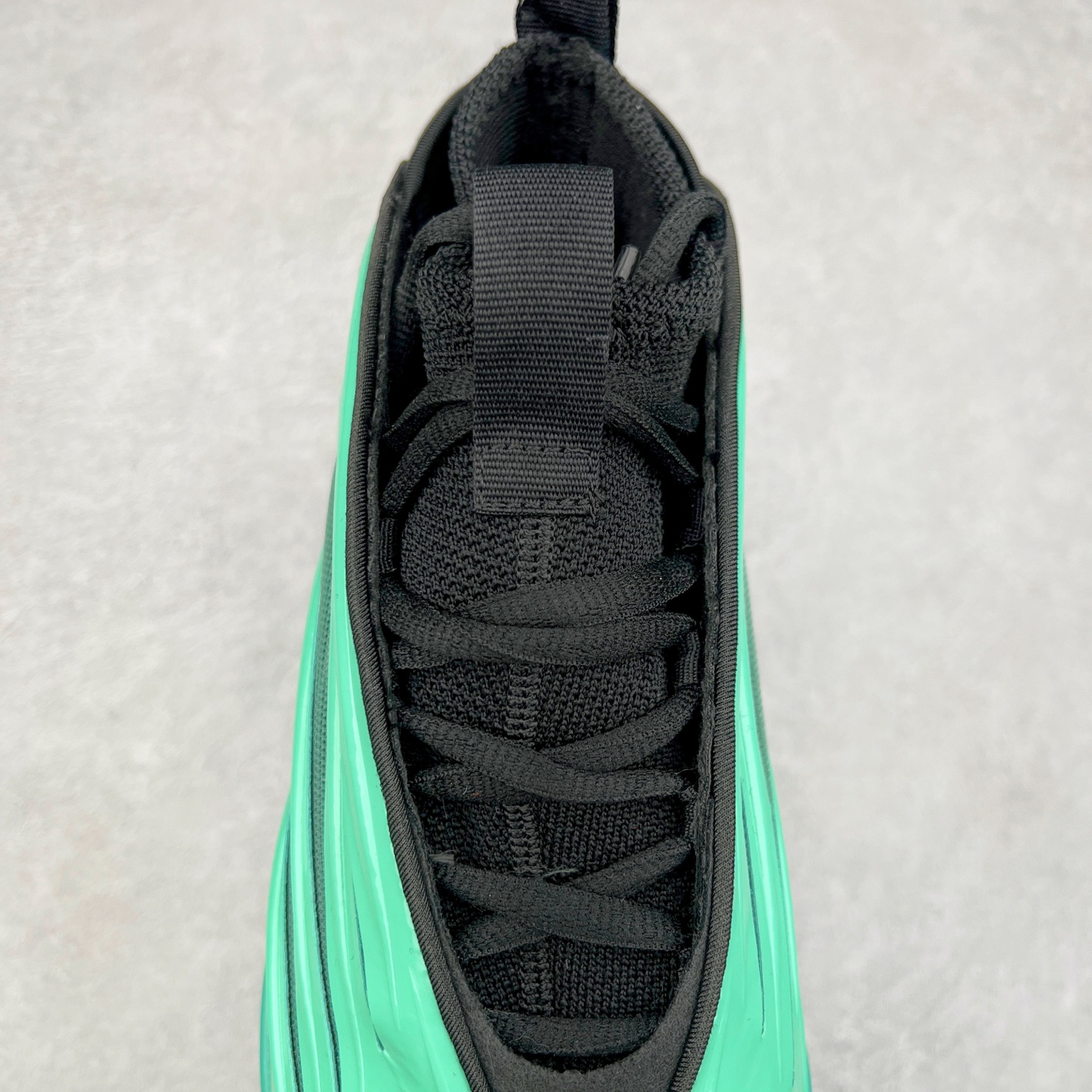 图片[5]-AD Harden Vol. 9 哈登九代签名篮球鞋 JH6491 以来极具未来感与复古风格的简洁设计语言，贯彻了 James Harden 本人在球场内外秉持的「Under No One」的态度与个性。鞋形轮廓采用了流线型设计，且没有多余的线条或元素，营造出一种极具速度感的视觉印象；鞋侧的三条纹在这次则是以野兽抓痕般的形态呈现，进一步强化了鞋款的战斗氛围的同时，更带来强烈的科幻感与战斗氛围。鞋身两侧的三条纹，不仅传达蕴含战斗气息的视觉美感，亦巧妙融入透气板设计提升穿着体验，在激烈赛况中兼顾轻质舒适与时尚气息；在中底部分则采用全掌 Lightboost 科技结合 Y 型抗扭片，为赛场提供轻量化的脚感与卓越的缓震回弹支持；大底分区纹路与外底上翻设计进一步强化抓地力，无论是在变向、突破还是起跳时都能够提供稳固的支撑，满足复杂赛场需求。除了将实战性能与时尚元素融合，Harden Vol 9 亦帮助提升球员的赛场表现的同时，也在场外传递 James Harden 不断进化，不断提升自我的无畏风格。尺码：41 42 42.5 43 44 44.5 45 46-选品中心