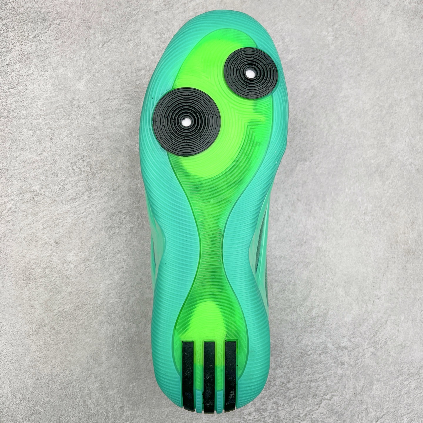 图片[9]-AD Harden Vol. 9 哈登九代签名篮球鞋 JH6491 以来极具未来感与复古风格的简洁设计语言，贯彻了 James Harden 本人在球场内外秉持的「Under No One」的态度与个性。鞋形轮廓采用了流线型设计，且没有多余的线条或元素，营造出一种极具速度感的视觉印象；鞋侧的三条纹在这次则是以野兽抓痕般的形态呈现，进一步强化了鞋款的战斗氛围的同时，更带来强烈的科幻感与战斗氛围。鞋身两侧的三条纹，不仅传达蕴含战斗气息的视觉美感，亦巧妙融入透气板设计提升穿着体验，在激烈赛况中兼顾轻质舒适与时尚气息；在中底部分则采用全掌 Lightboost 科技结合 Y 型抗扭片，为赛场提供轻量化的脚感与卓越的缓震回弹支持；大底分区纹路与外底上翻设计进一步强化抓地力，无论是在变向、突破还是起跳时都能够提供稳固的支撑，满足复杂赛场需求。除了将实战性能与时尚元素融合，Harden Vol 9 亦帮助提升球员的赛场表现的同时，也在场外传递 James Harden 不断进化，不断提升自我的无畏风格。尺码：41 42 42.5 43 44 44.5 45 46-选品中心