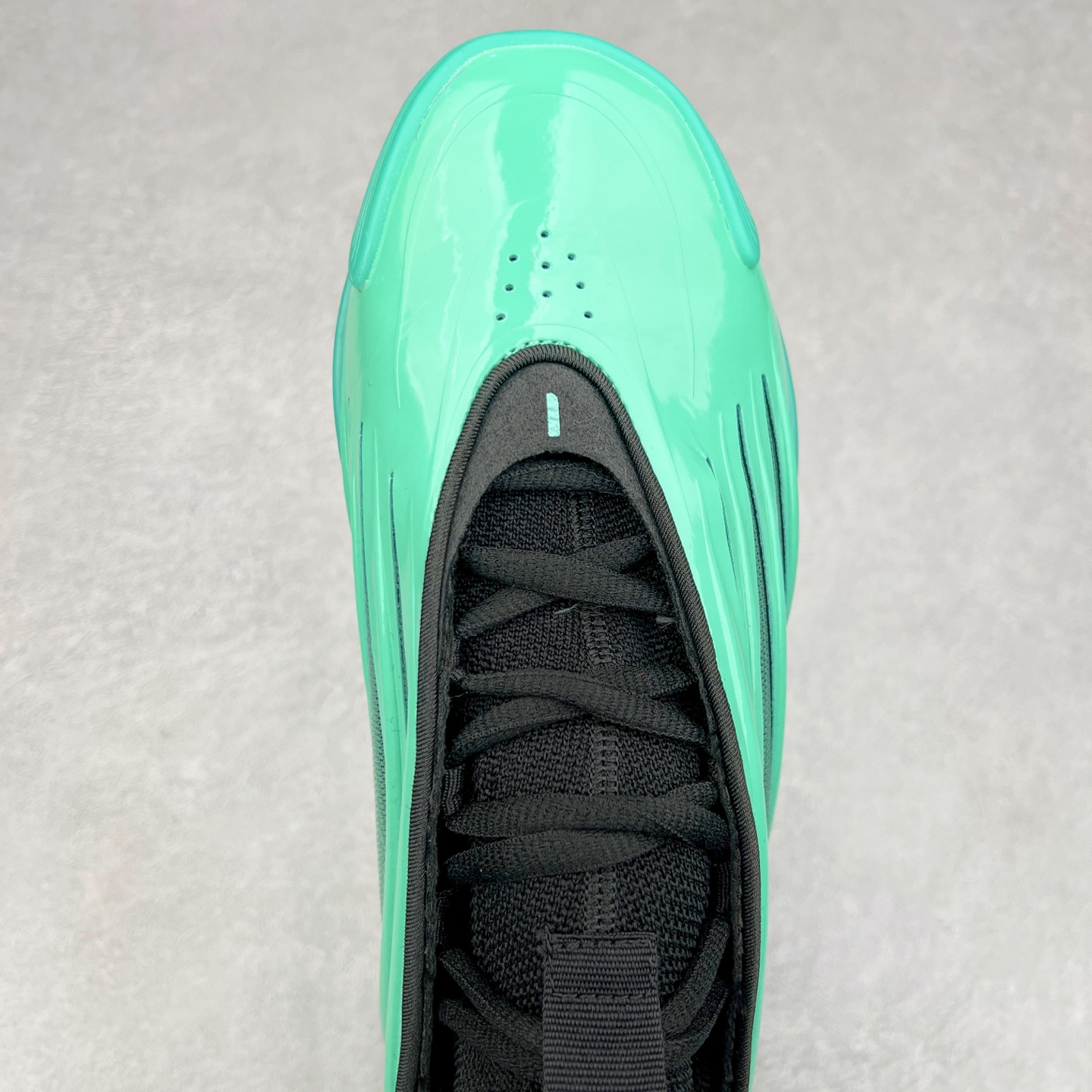 图片[4]-AD Harden Vol. 9 哈登九代签名篮球鞋 JH6491 以来极具未来感与复古风格的简洁设计语言，贯彻了 James Harden 本人在球场内外秉持的「Under No One」的态度与个性。鞋形轮廓采用了流线型设计，且没有多余的线条或元素，营造出一种极具速度感的视觉印象；鞋侧的三条纹在这次则是以野兽抓痕般的形态呈现，进一步强化了鞋款的战斗氛围的同时，更带来强烈的科幻感与战斗氛围。鞋身两侧的三条纹，不仅传达蕴含战斗气息的视觉美感，亦巧妙融入透气板设计提升穿着体验，在激烈赛况中兼顾轻质舒适与时尚气息；在中底部分则采用全掌 Lightboost 科技结合 Y 型抗扭片，为赛场提供轻量化的脚感与卓越的缓震回弹支持；大底分区纹路与外底上翻设计进一步强化抓地力，无论是在变向、突破还是起跳时都能够提供稳固的支撑，满足复杂赛场需求。除了将实战性能与时尚元素融合，Harden Vol 9 亦帮助提升球员的赛场表现的同时，也在场外传递 James Harden 不断进化，不断提升自我的无畏风格。尺码：41 42 42.5 43 44 44.5 45 46-选品中心