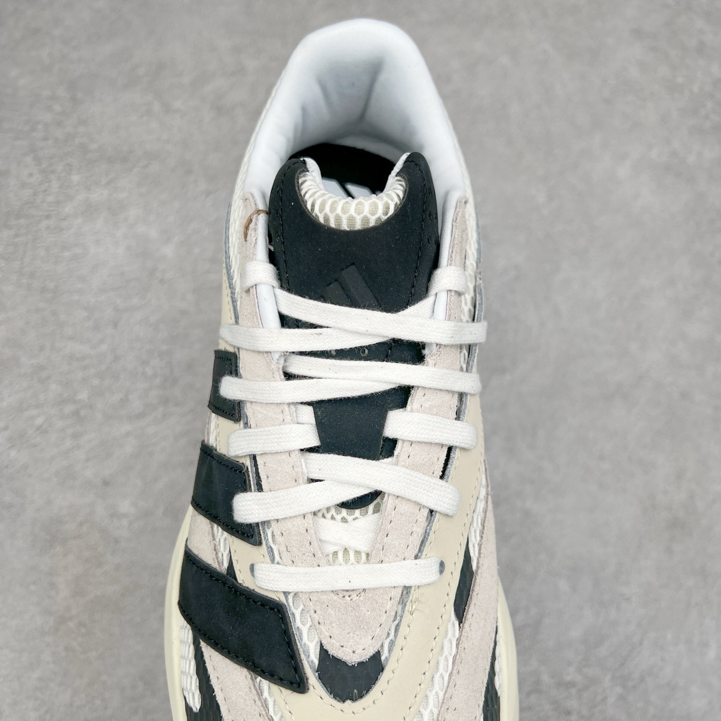 图片[5]-AD LIGHTBLAZE 流光舒适防滑耐磨低帮跑步鞋 JH6944 前卫的专业跑鞋风格造型，LIGHTBLAZE延续了竞速美学的流线轮廓，保留住了与 AdizeroAdios Pro Evo 1相类似厚底理念和「宽三道杠」的视觉元素。尺码：36 36.5 37.5 38 38.5 39 40 40.5 41 42 42.5 43 44 44.5 45-选品中心