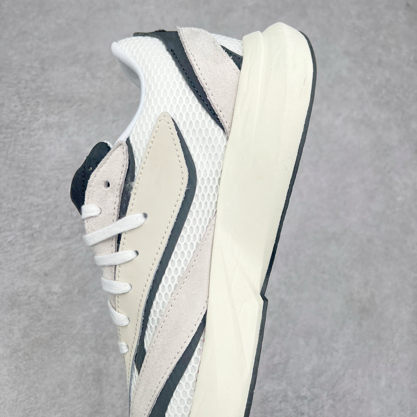 图片[7]-AD LIGHTBLAZE 流光舒适防滑耐磨低帮跑步鞋 JH6944 前卫的专业跑鞋风格造型，LIGHTBLAZE延续了竞速美学的流线轮廓，保留住了与 AdizeroAdios Pro Evo 1相类似厚底理念和「宽三道杠」的视觉元素。尺码：36 36.5 37.5 38 38.5 39 40 40.5 41 42 42.5 43 44 44.5 45-选品中心