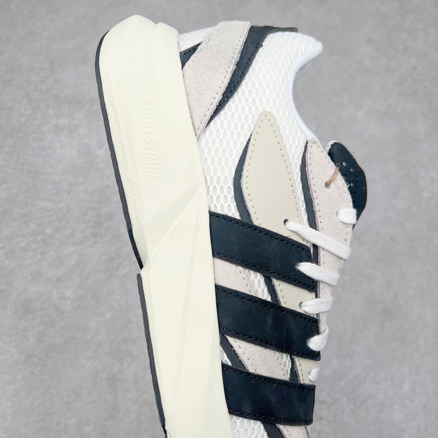 图片[6]-AD LIGHTBLAZE 流光舒适防滑耐磨低帮跑步鞋 JH6944 前卫的专业跑鞋风格造型，LIGHTBLAZE延续了竞速美学的流线轮廓，保留住了与 AdizeroAdios Pro Evo 1相类似厚底理念和「宽三道杠」的视觉元素。尺码：36 36.5 37.5 38 38.5 39 40 40.5 41 42 42.5 43 44 44.5 45-选品中心